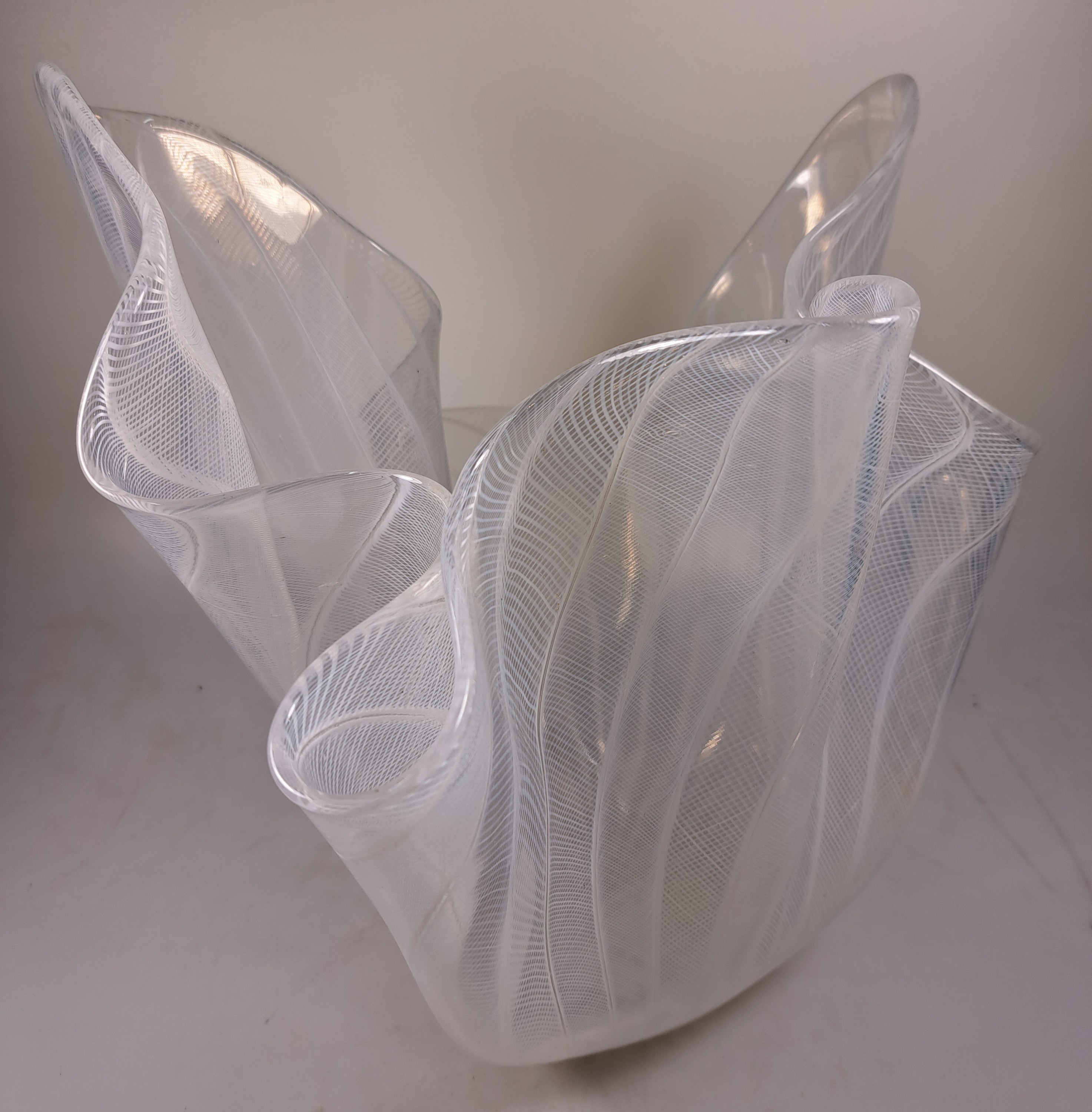 Detail d: Gr. Vase/Taschentuchvase, Venini, Fazzoletto, farbloses Glas, mit weißen gitterförmigen Einschmelzungen, Ätzsignatur, H. ca. 27 cm, B. ca. 29 cm