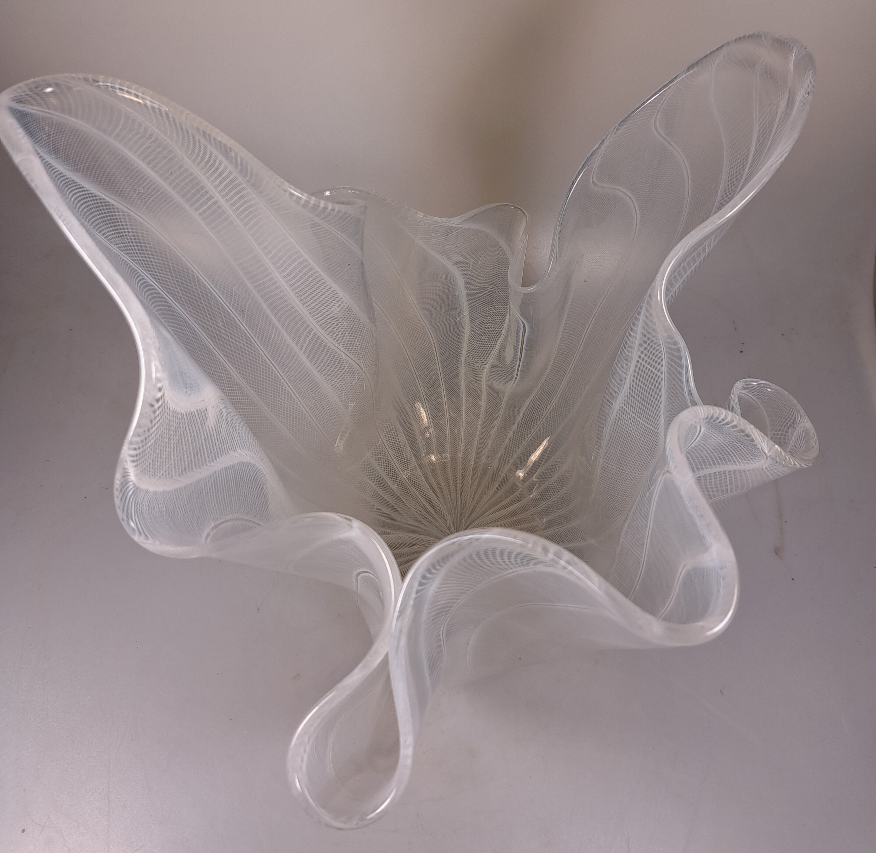 Detail e: Gr. Vase/Taschentuchvase, Venini, Fazzoletto, farbloses Glas, mit weißen gitterförmigen Einschmelzungen, Ätzsignatur, H. ca. 27 cm, B. ca. 29 cm