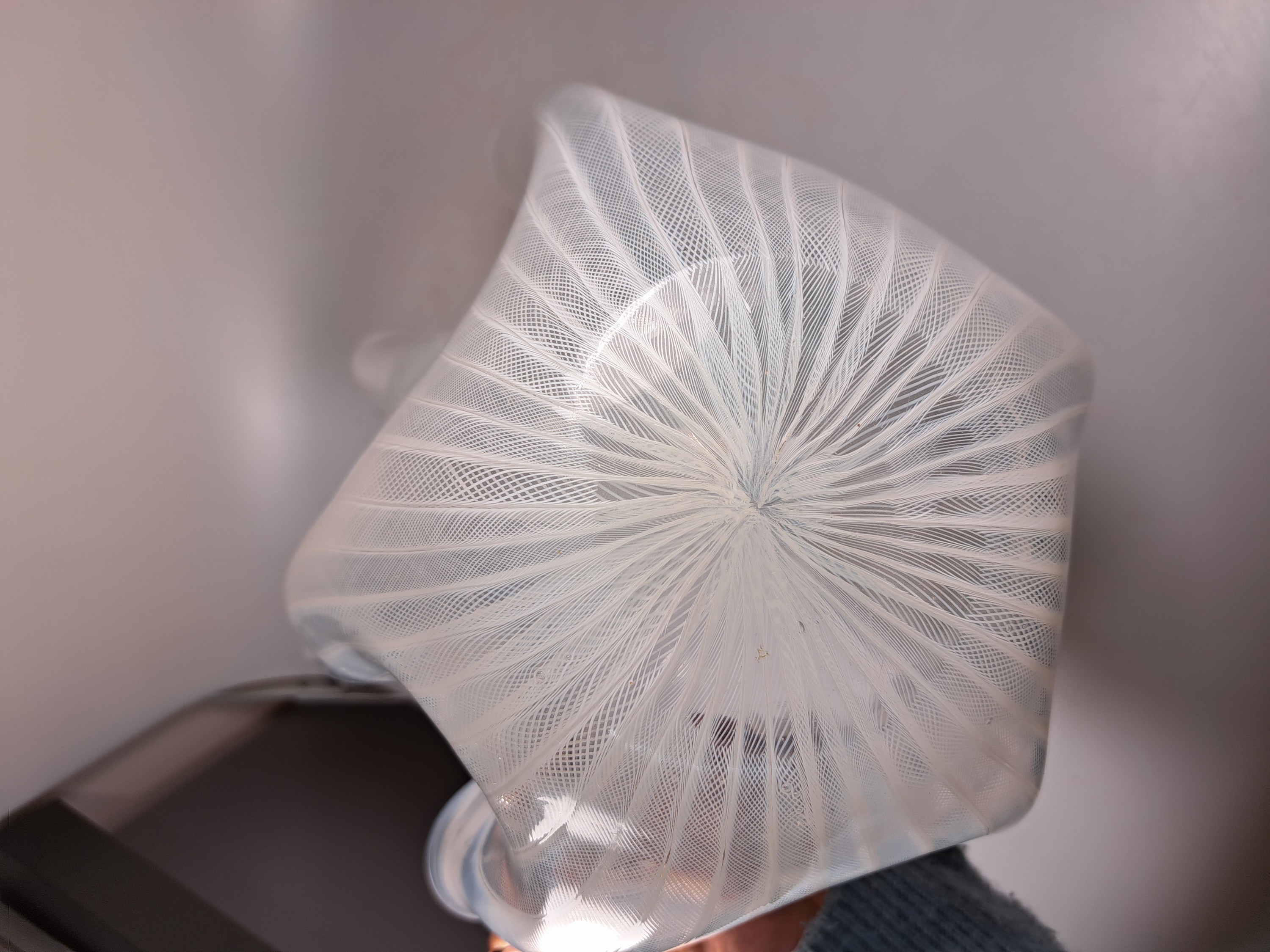 Detail f: Gr. Vase/Taschentuchvase, Venini, Fazzoletto, farbloses Glas, mit weißen gitterförmigen Einschmelzungen, Ätzsignatur, H. ca. 27 cm, B. ca. 29 cm