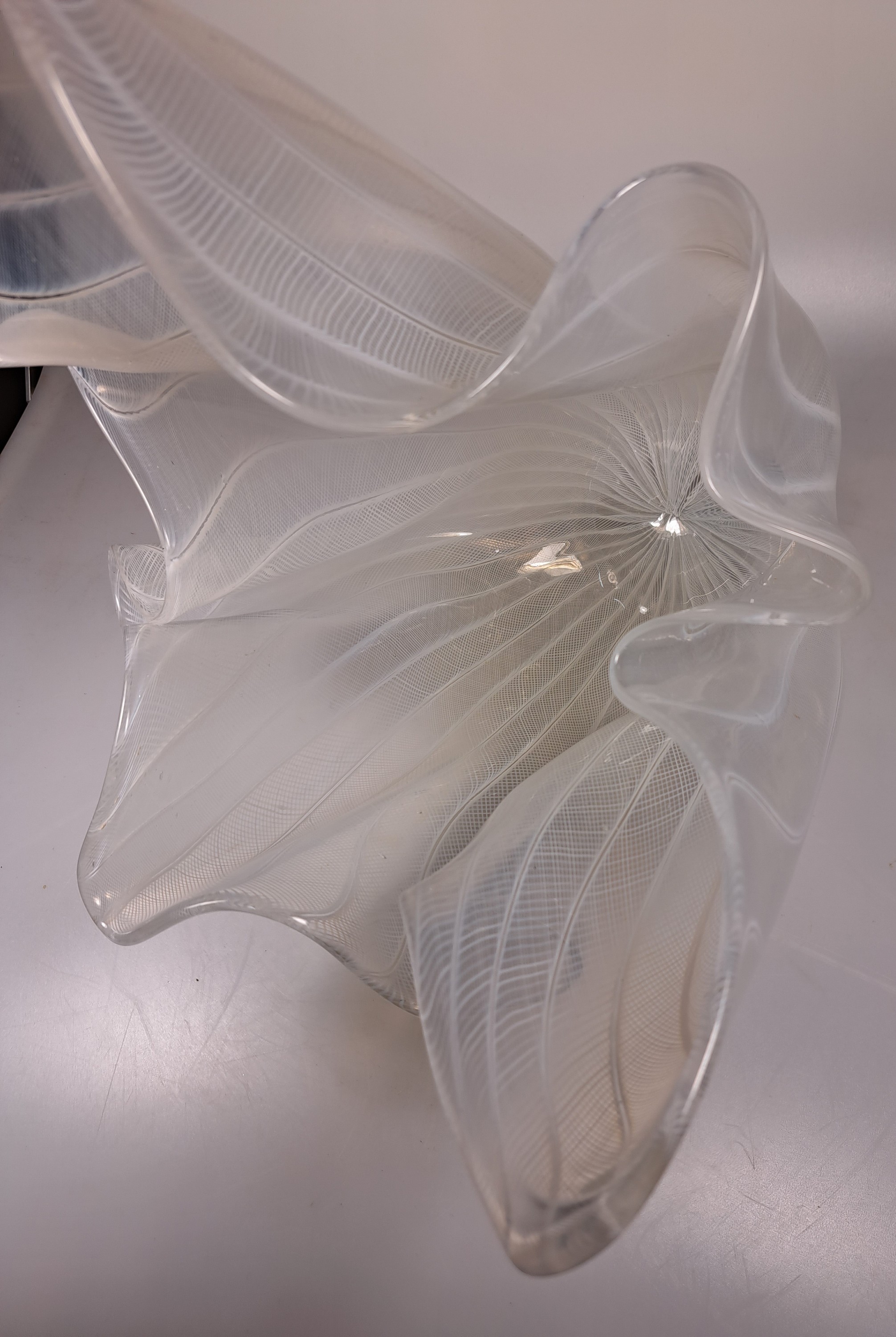 Detail i: Gr. Vase/Taschentuchvase, Venini, Fazzoletto, farbloses Glas, mit weißen gitterförmigen Einschmelzungen, Ätzsignatur, H. ca. 27 cm, B. ca. 29 cm