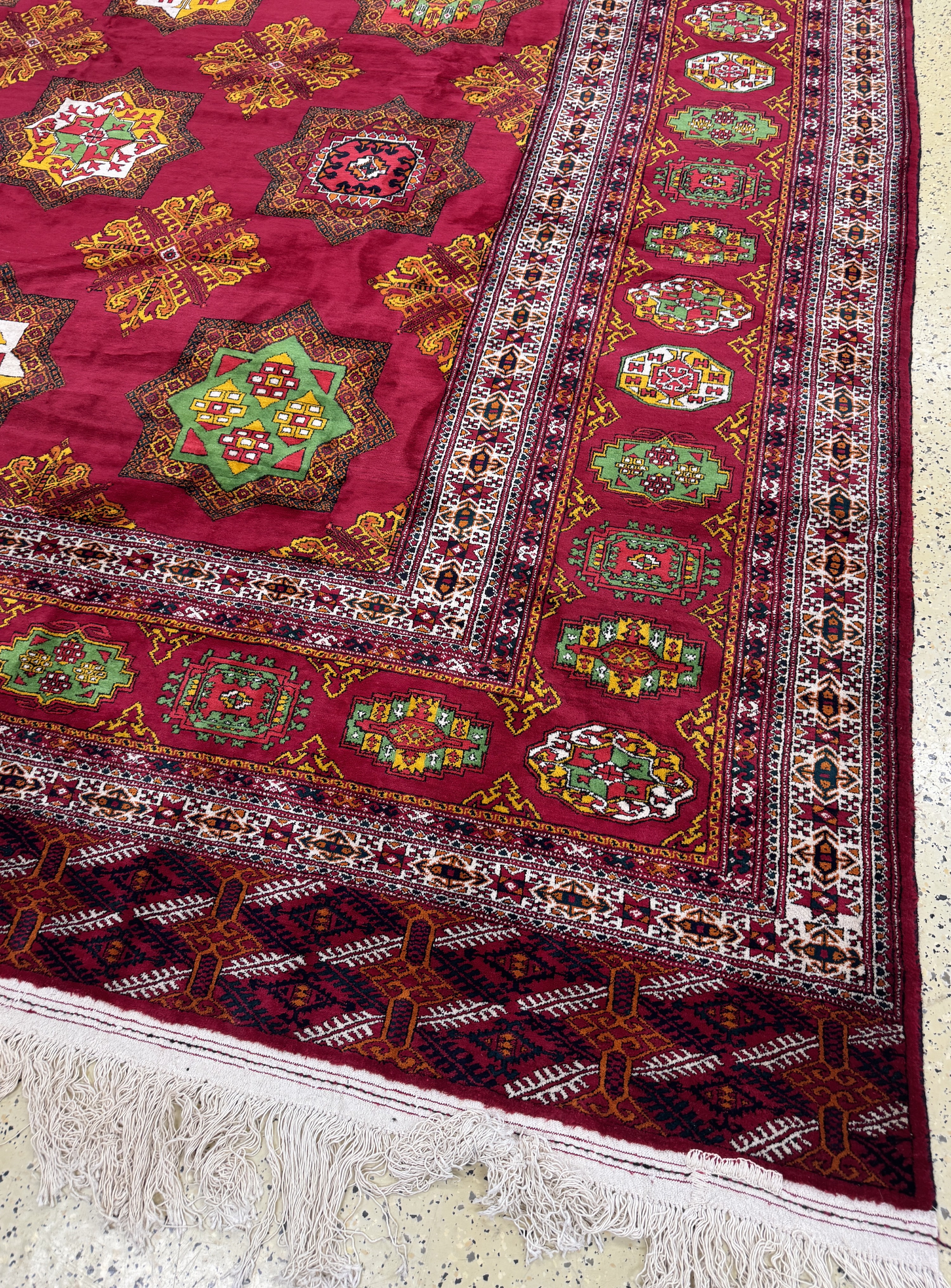 Detail a: Buchara"Palastteppich", Turkmenistan, Auftragsarbeit, ca. 10 Jahre, Wolle auf Wolle,ca. 710 x 820 cm, EHZ:(nahezu neuwertig).