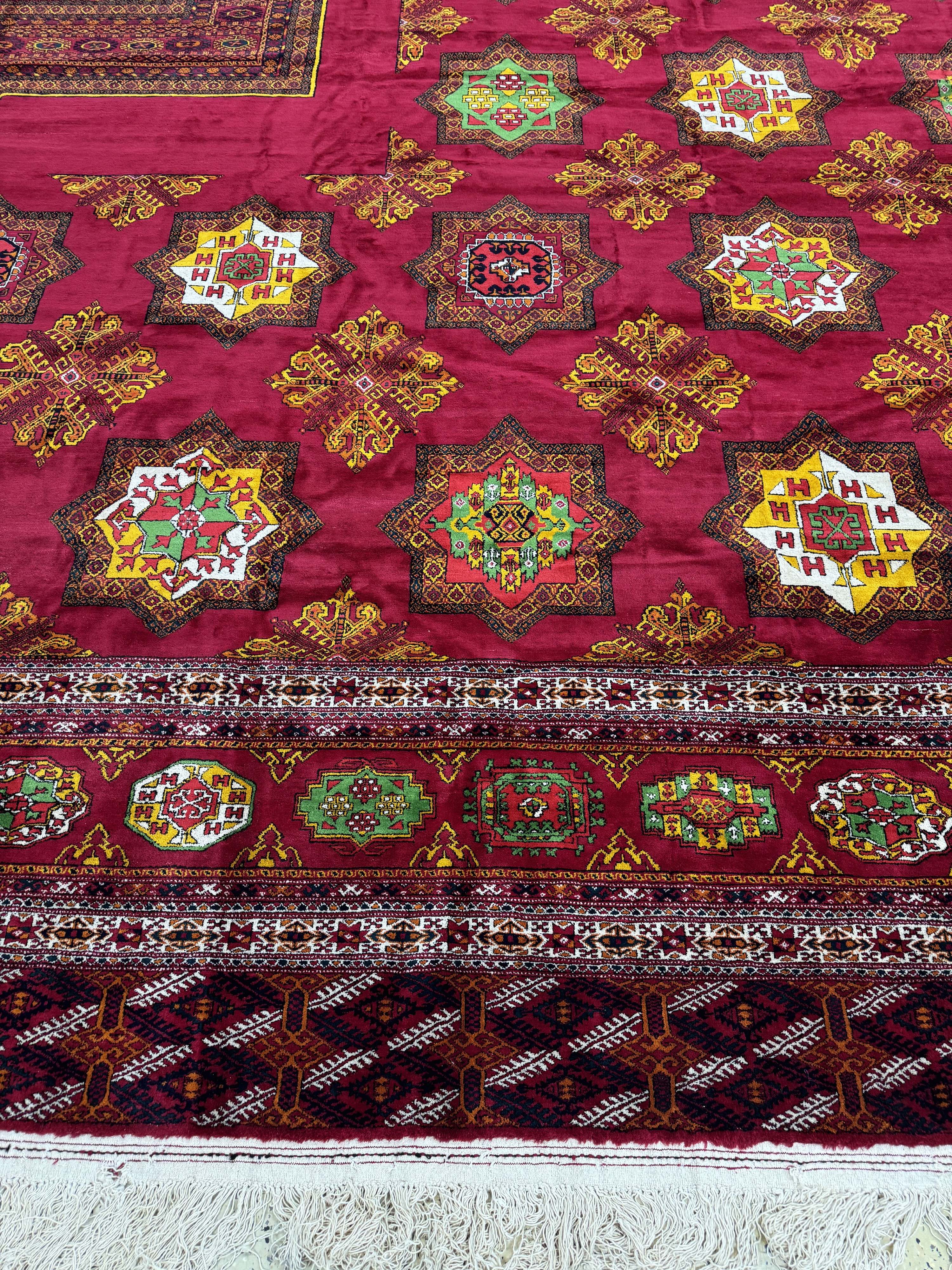 Detail b: Buchara"Palastteppich", Turkmenistan, Auftragsarbeit, ca. 10 Jahre, Wolle auf Wolle,ca. 710 x 820 cm, EHZ:(nahezu neuwertig).