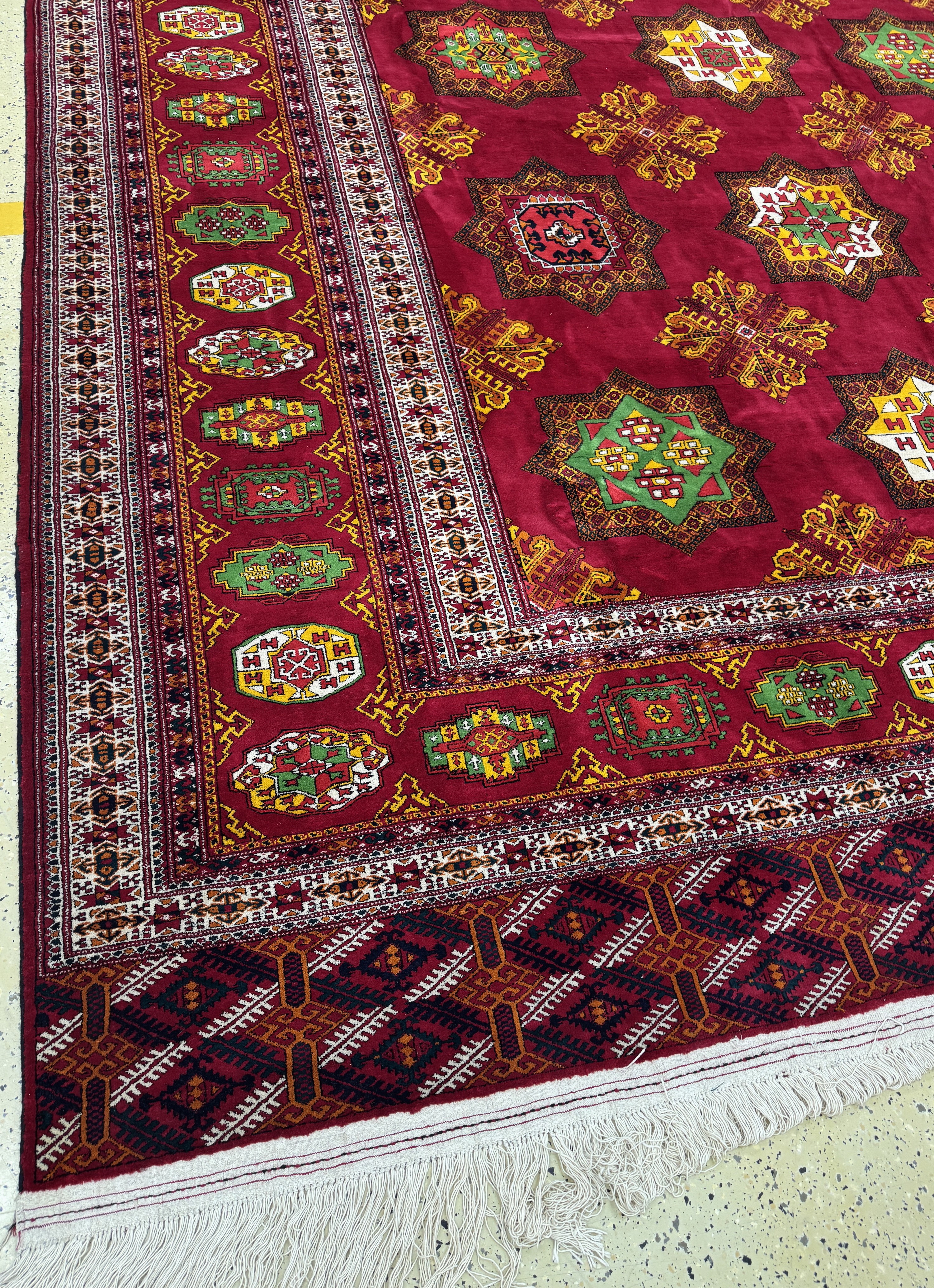 Detail e: Buchara"Palastteppich", Turkmenistan, Auftragsarbeit, ca. 10 Jahre, Wolle auf Wolle,ca. 710 x 820 cm, EHZ:(nahezu neuwertig).
