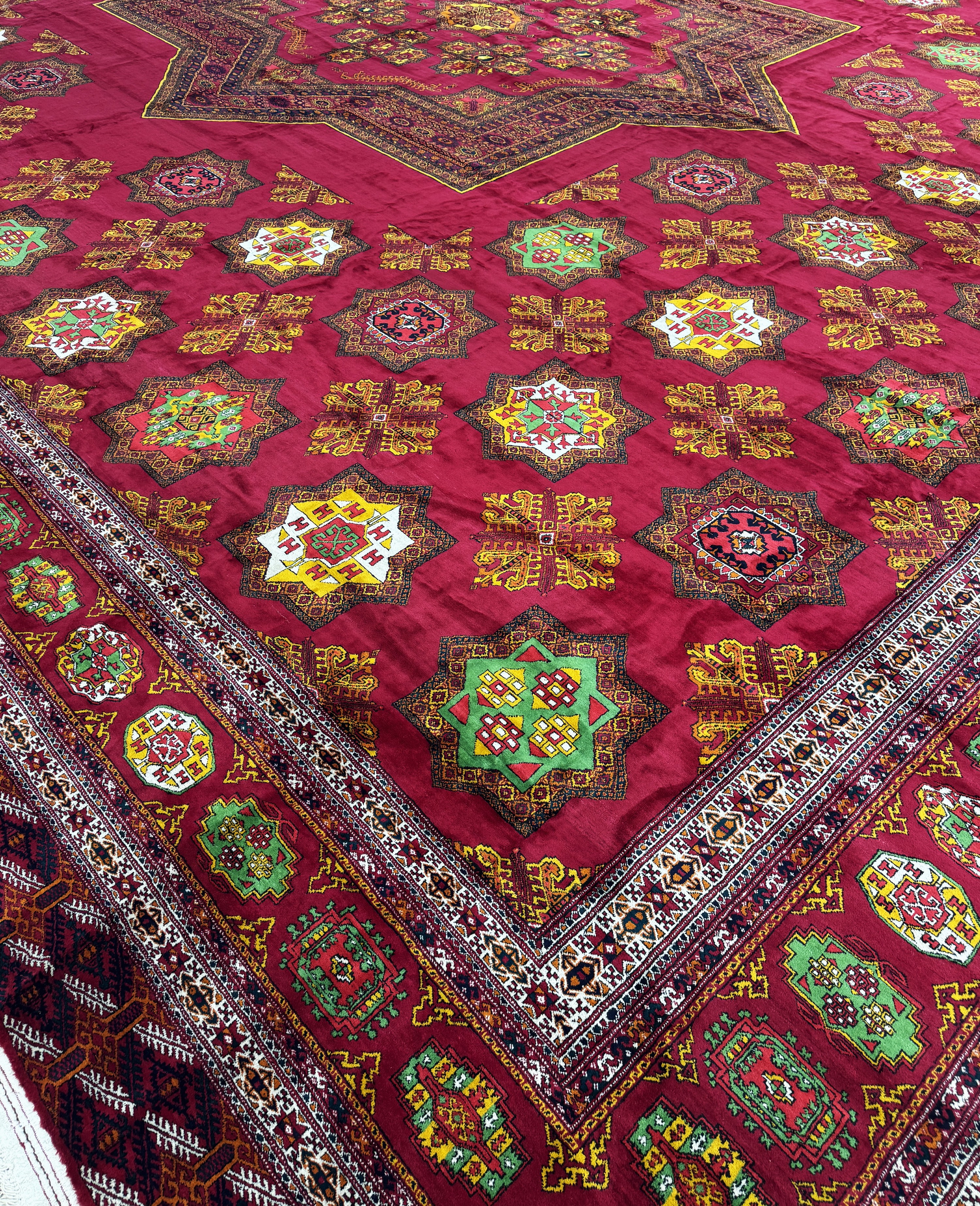 Detail k: Buchara"Palastteppich", Turkmenistan, Auftragsarbeit, ca. 10 Jahre, Wolle auf Wolle,ca. 710 x 820 cm, EHZ:(nahezu neuwertig).