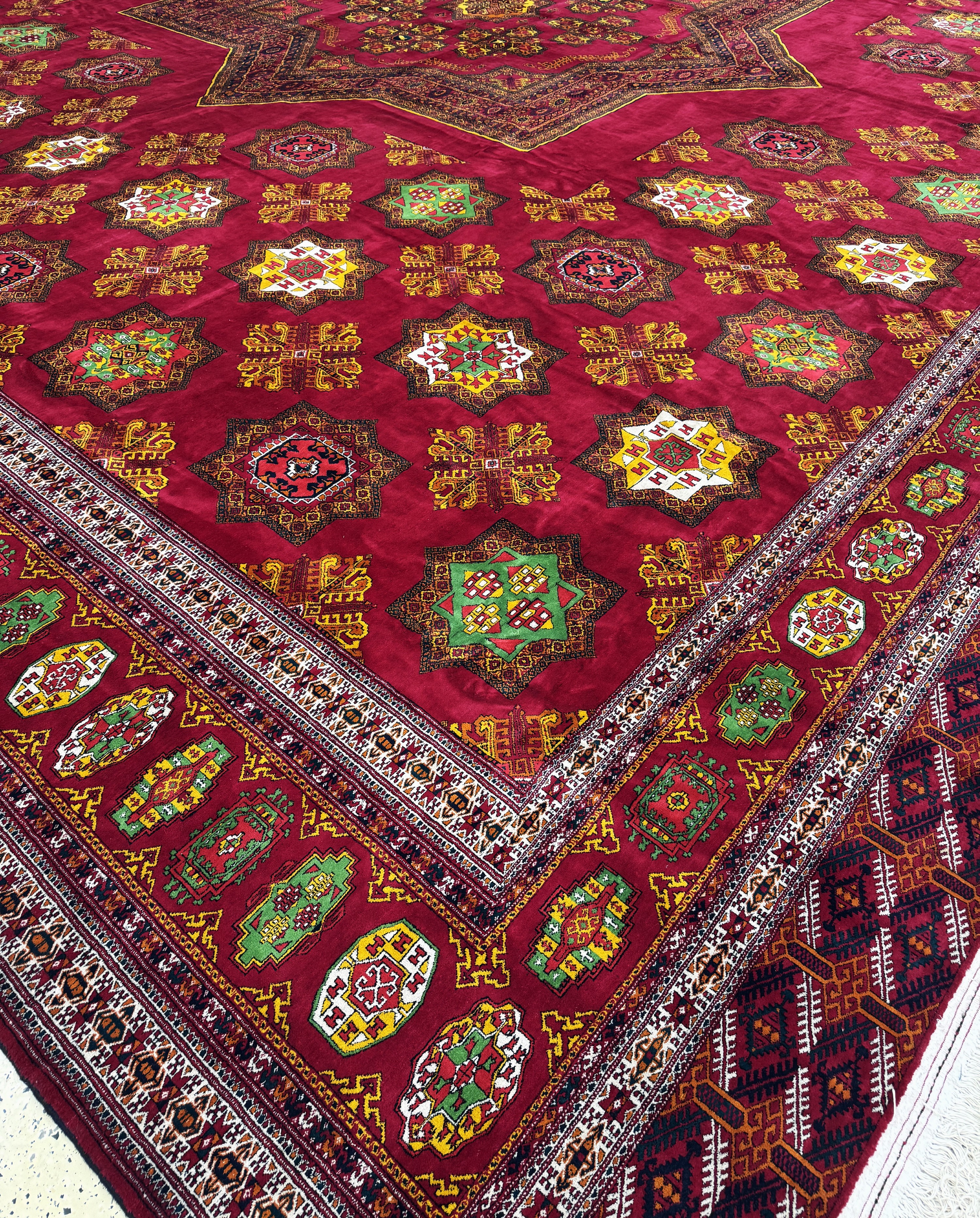 Detail l: Buchara"Palastteppich", Turkmenistan, Auftragsarbeit, ca. 10 Jahre, Wolle auf Wolle,ca. 710 x 820 cm, EHZ:(nahezu neuwertig).