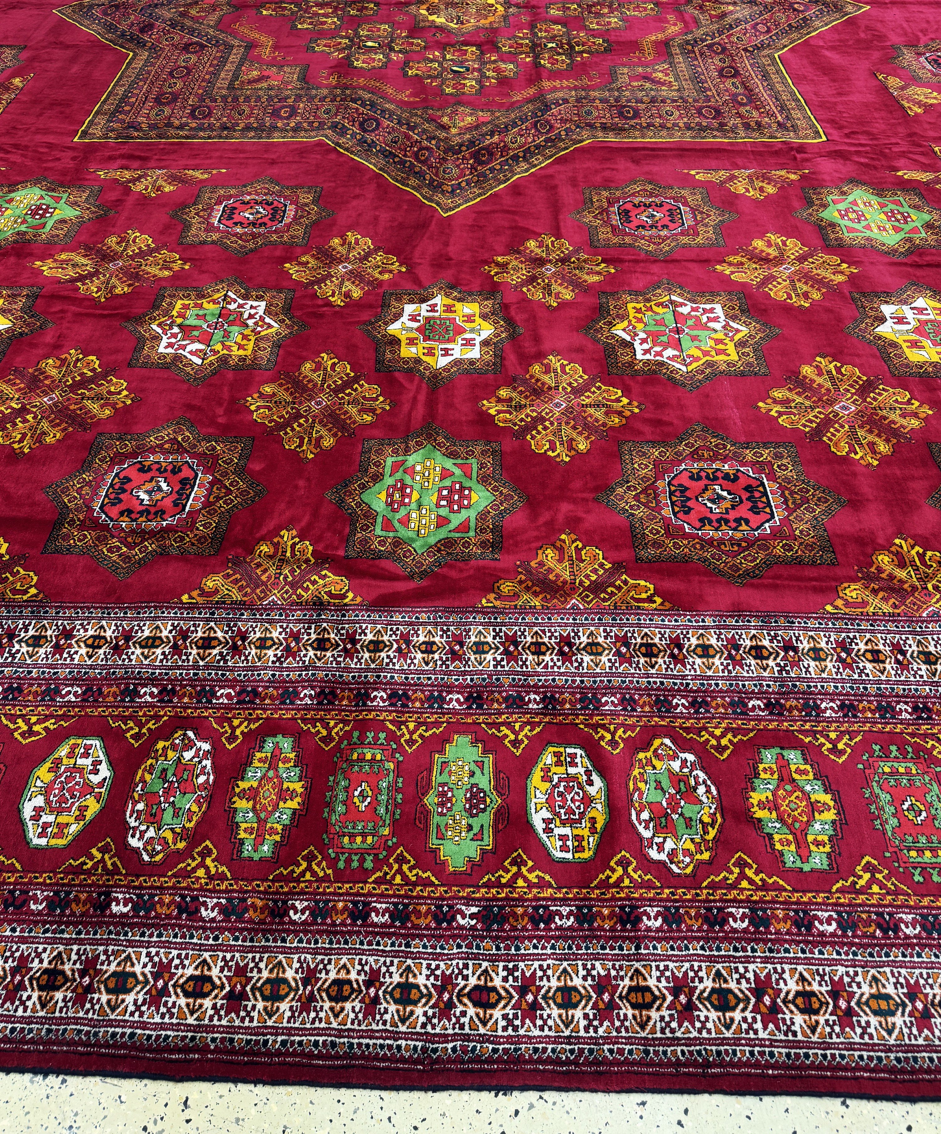 Detail m: Buchara"Palastteppich", Turkmenistan, Auftragsarbeit, ca. 10 Jahre, Wolle auf Wolle,ca. 710 x 820 cm, EHZ:(nahezu neuwertig).