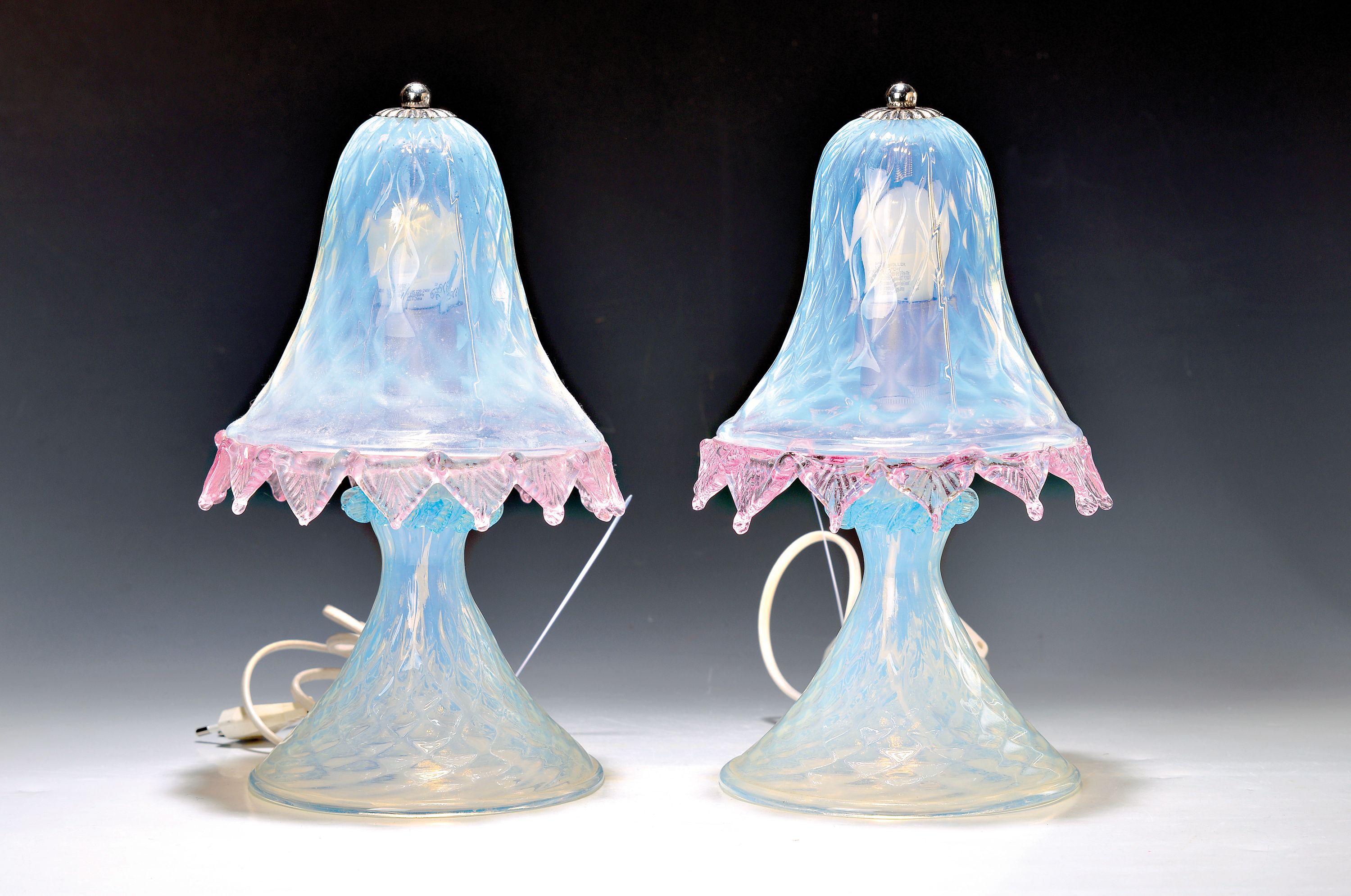 Paar Tischlampen, Murano, 2. Hälfte, 20. Jh., farbloses opalisierendes Glas, mit rosefarbenem stil. Blätterrand, je eine Brennstelle, intakt, ...