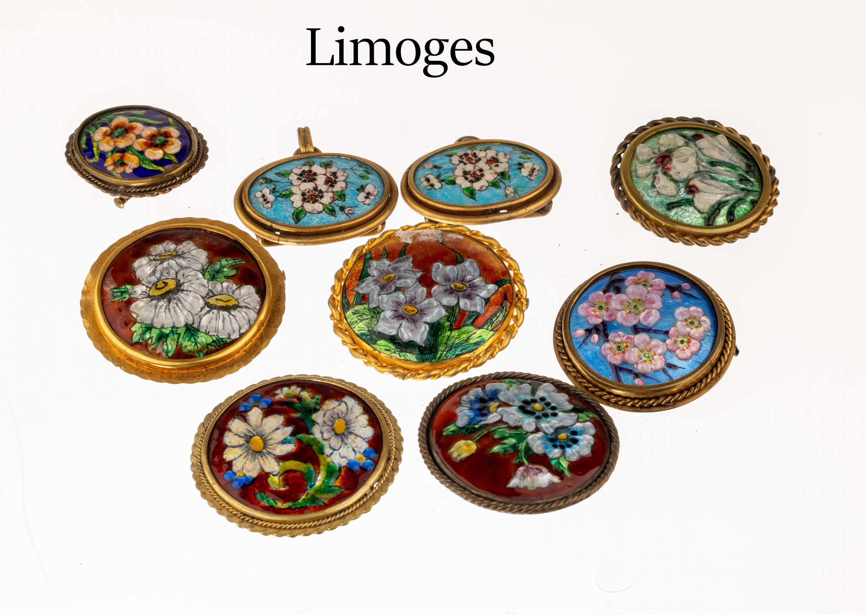 Konvolut 7 Broschen und 1 2-teil. Gürtelschließe, LIMOGES, Frankreich um 1900, florale Darstellung, l. rissig, Rahmen Metall, rs. Gegenemail, ...