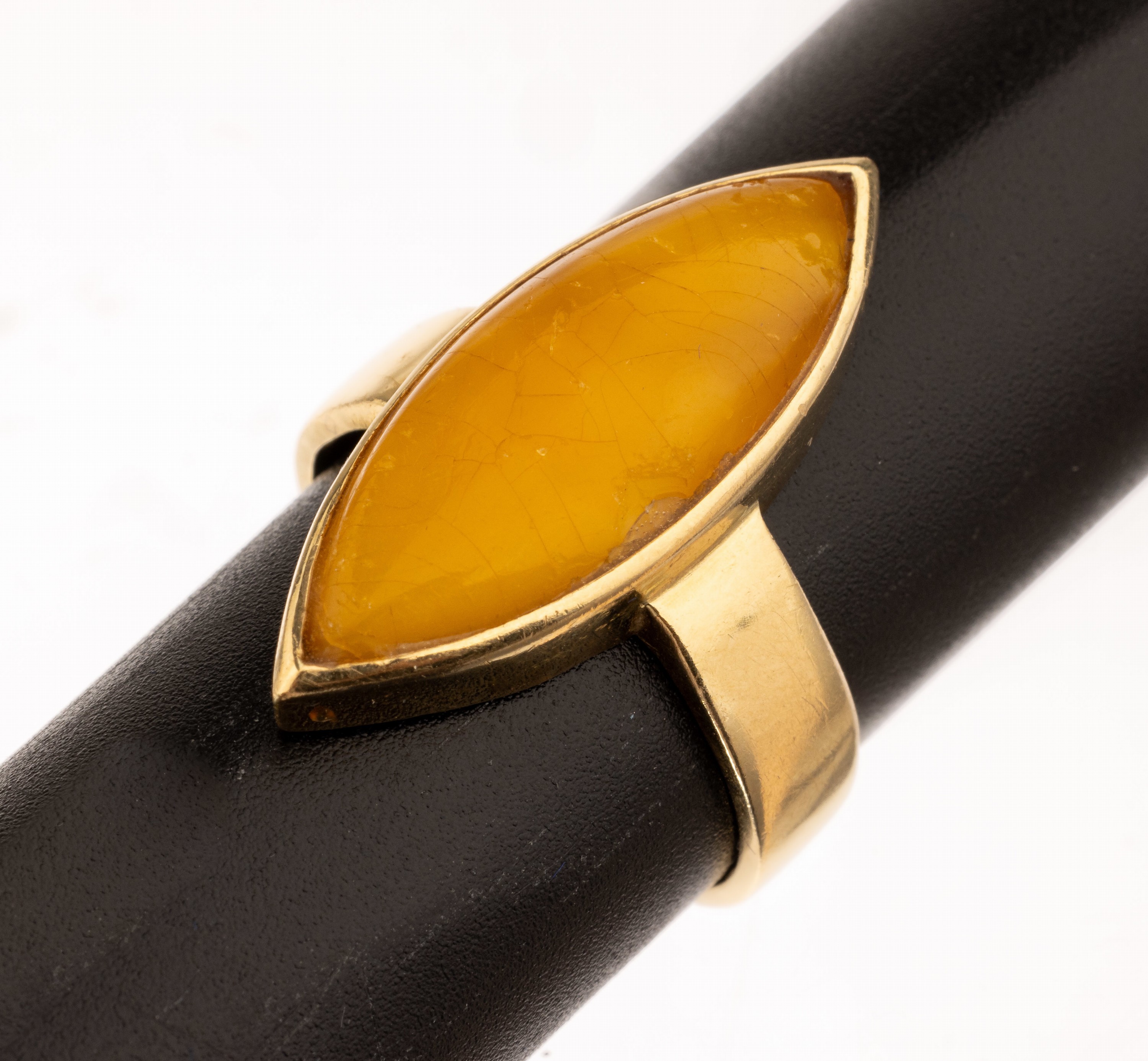18 kt Gold Bernstein-Ring, GG 750/000, schwere massive Ausführung, navettef. Bernstein, RW 61, ca. 7.6 g