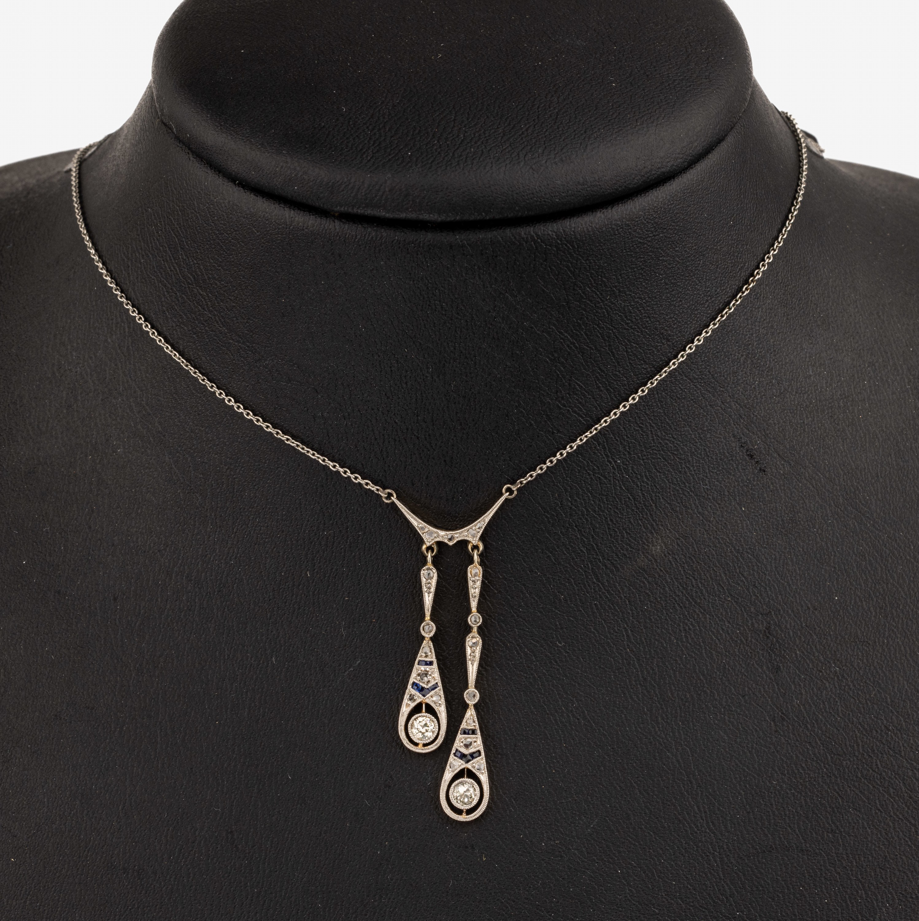 14 kt Gold Jugendstil Diamant-Saphir-Collier, um 1910, GG 585/000 gepr., schauseitig Platin, Mittelteil mit 2 bewegl. Abhängungen, 2 ...