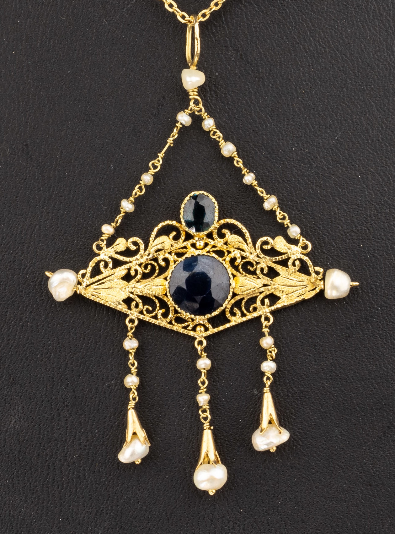 Detail a: 14 kt Gold Saphir-Perl-Anhänger, um 1900, GG 585/000, gepr., Mittelteil filigran mit Perlchen, z.T. abgehängt, 2 facett. Saphire zus. ca. 3.20 ct, ...