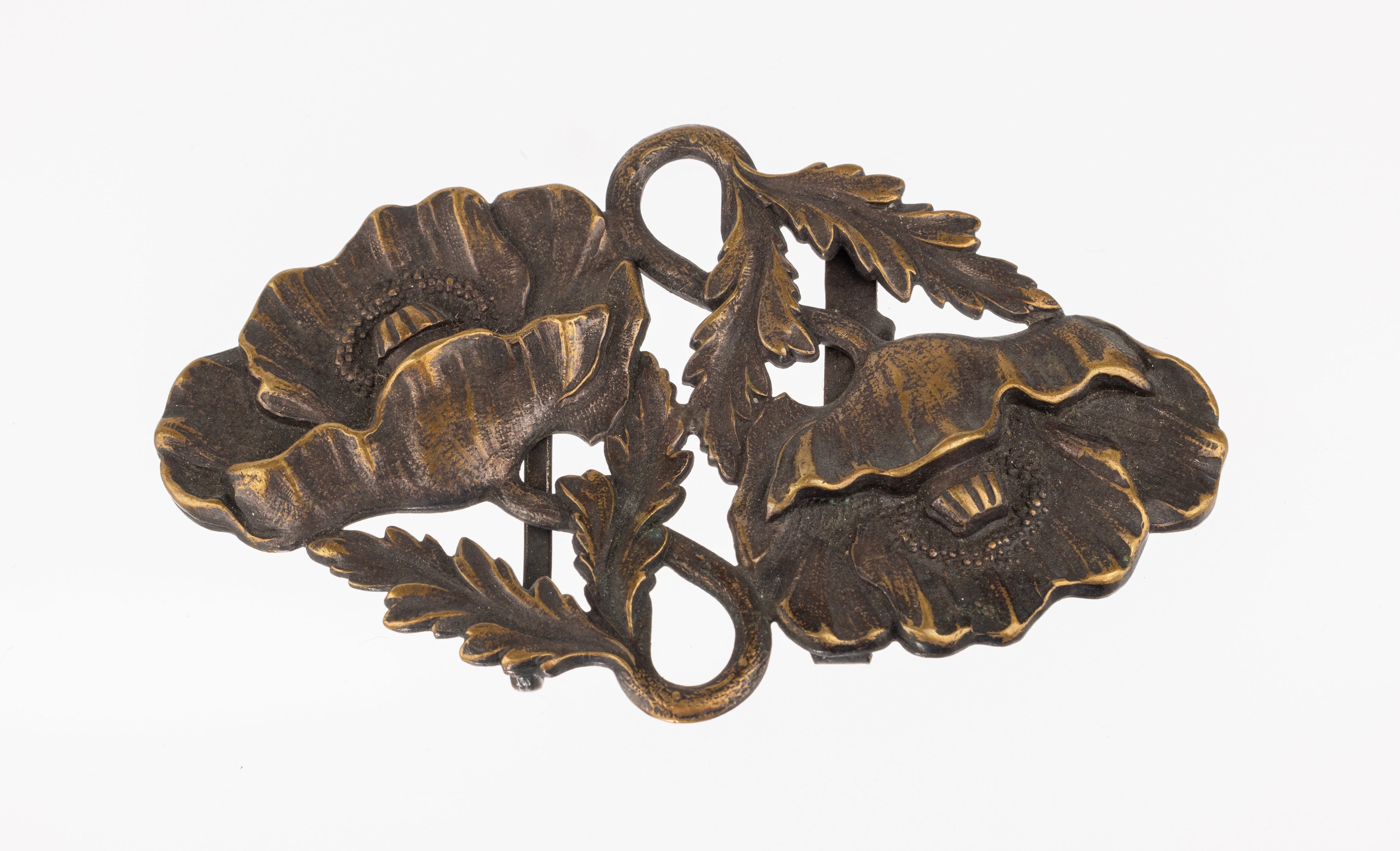 Jugendstil Gürtelschließe, wohl Frankreich um 1900, Metall, typ. Dekor mit 2 gegenläufigen Mohnblüten mit Blättern, L ca. 9.5 cm, zeittyp.
