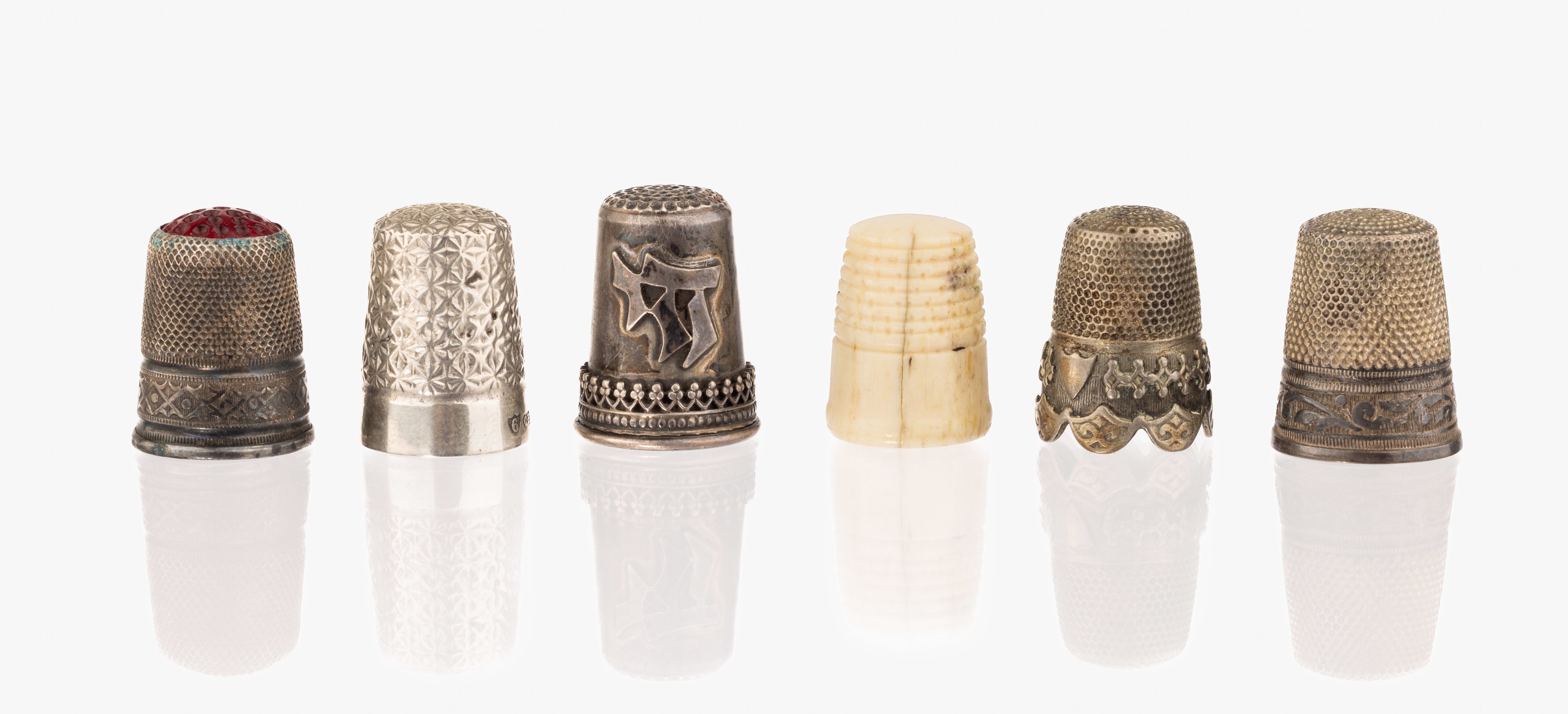 Konvolut 21 Fingerhüte, ab 1900, Silber bzw. Metall versilbert und Bein, 5 x England, 925er Silber, versch. Dekore, 1 x m. Glassteinbesatz, z.T. ...
