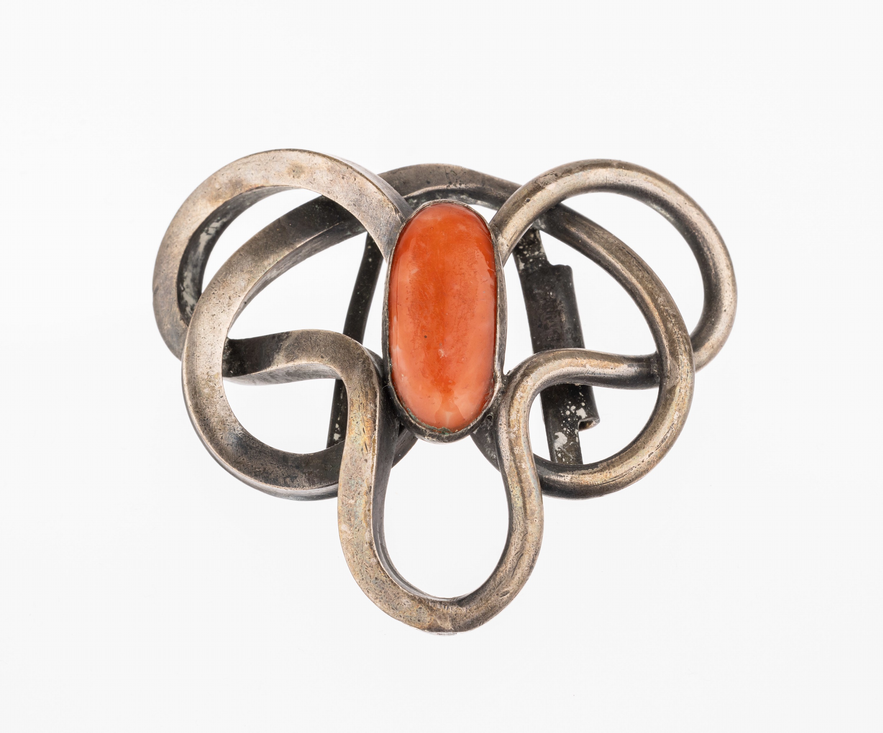 Gürtelschließe, wohl deutsch um 1910, Metall versilbert, mittig Korallen-Cabochon, ca. 6.5 x 5.5 cm, Versand nur innerhalb der EU