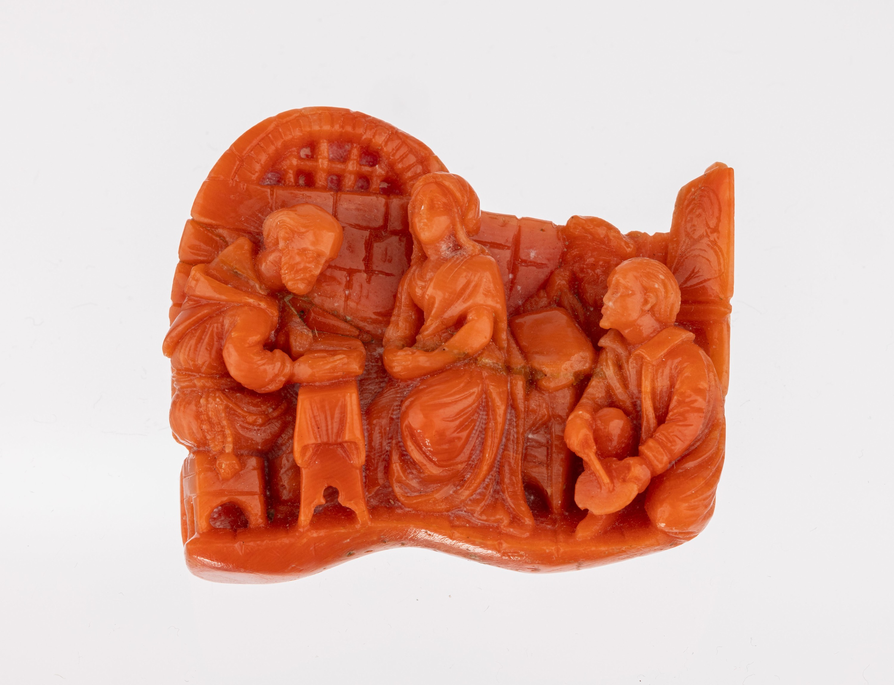 Korallen-Brosche, um 1890-1900, wohl Italien, geschnitzt, Darstellung einer Schreibstube Mitte des 16. Jhd., mit 4 Personen, ca. 5.5 x 4.6 cm, ca. ...