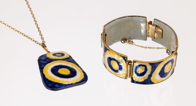 Image 26750773 - Enamel-jewelry set, 1950/60er years, probably Schibensky/Saarbrücken, comprised of: bracelet, 4 links with enamel in blue, white and yellow, l. approx. 17.5 cm, case lock withsafety chain, besides suitable pendant with chain, gilt, l. approx. 65 cm, bolt ring clasp, age related signs of usage