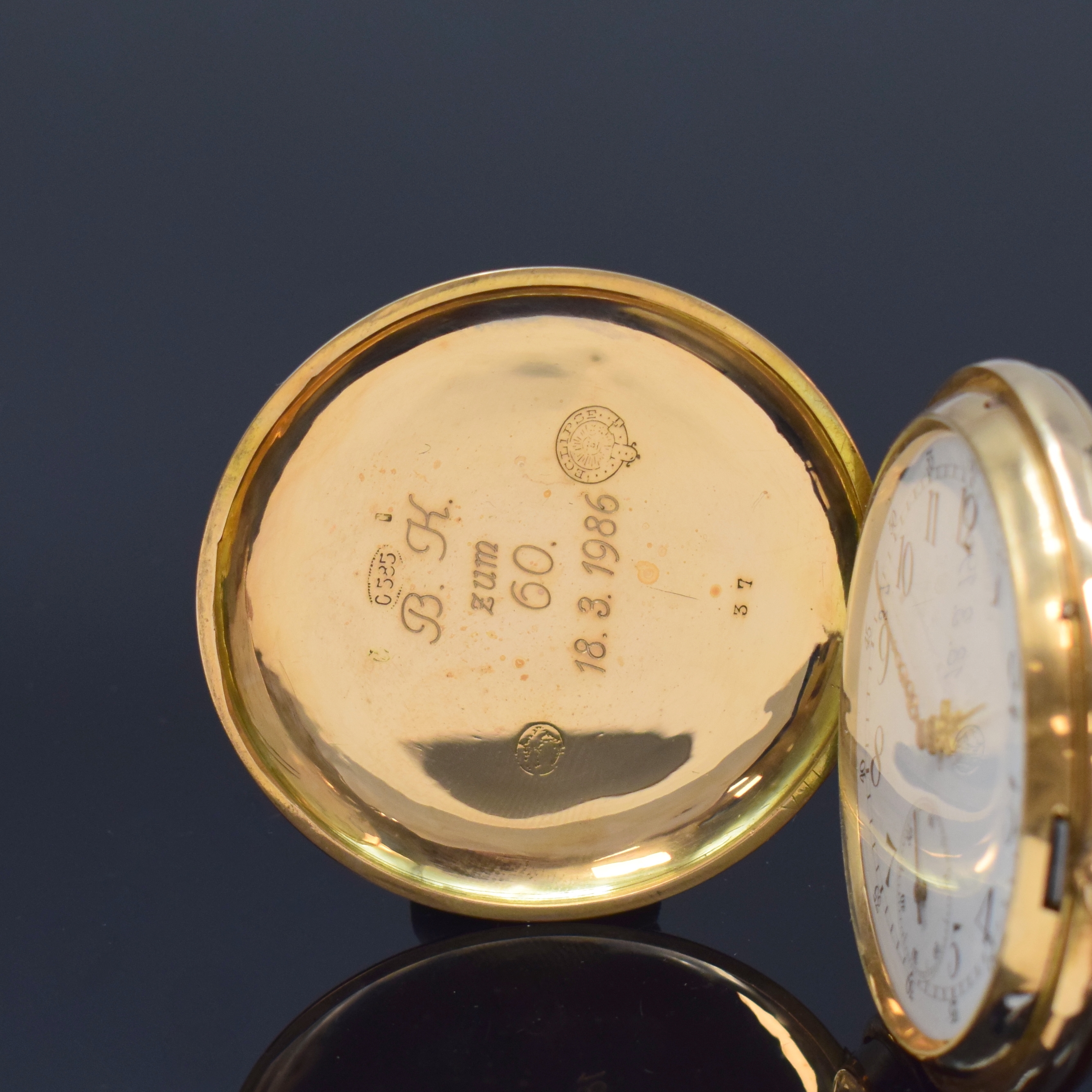 Detail a: ECLIPSE Herrensavonette in RoseG 585/000 mit vergoldeter Kette, Schweiz um 1910, 3- Deckel Goldgeh. dell., Sprung- (m. Monogramm) u. Rückdeckel ...