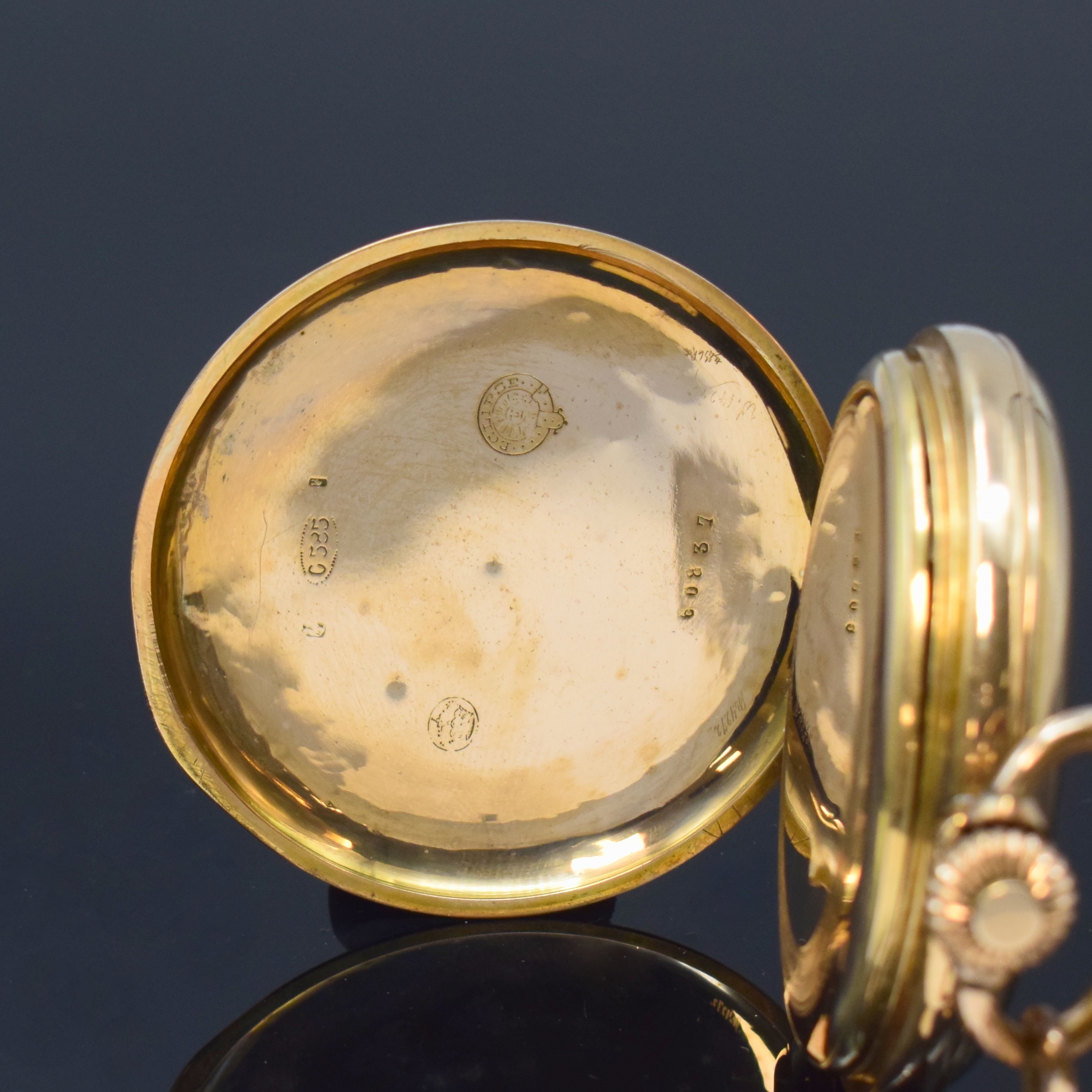 Detail d: ECLIPSE Herrensavonette in RoseG 585/000 mit vergoldeter Kette, Schweiz um 1910, 3- Deckel Goldgeh. dell., Sprung- (m. Monogramm) u. Rückdeckel ...