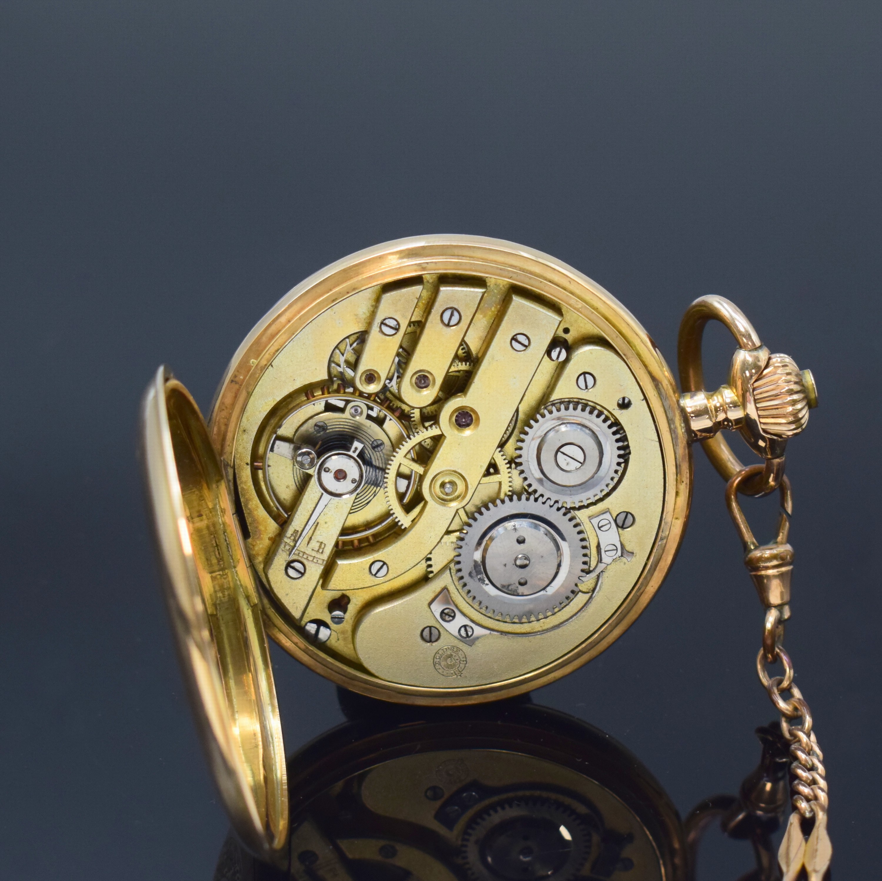 Detail g: ECLIPSE Herrensavonette in RoseG 585/000 mit vergoldeter Kette, Schweiz um 1910, 3- Deckel Goldgeh. dell., Sprung- (m. Monogramm) u. Rückdeckel ...