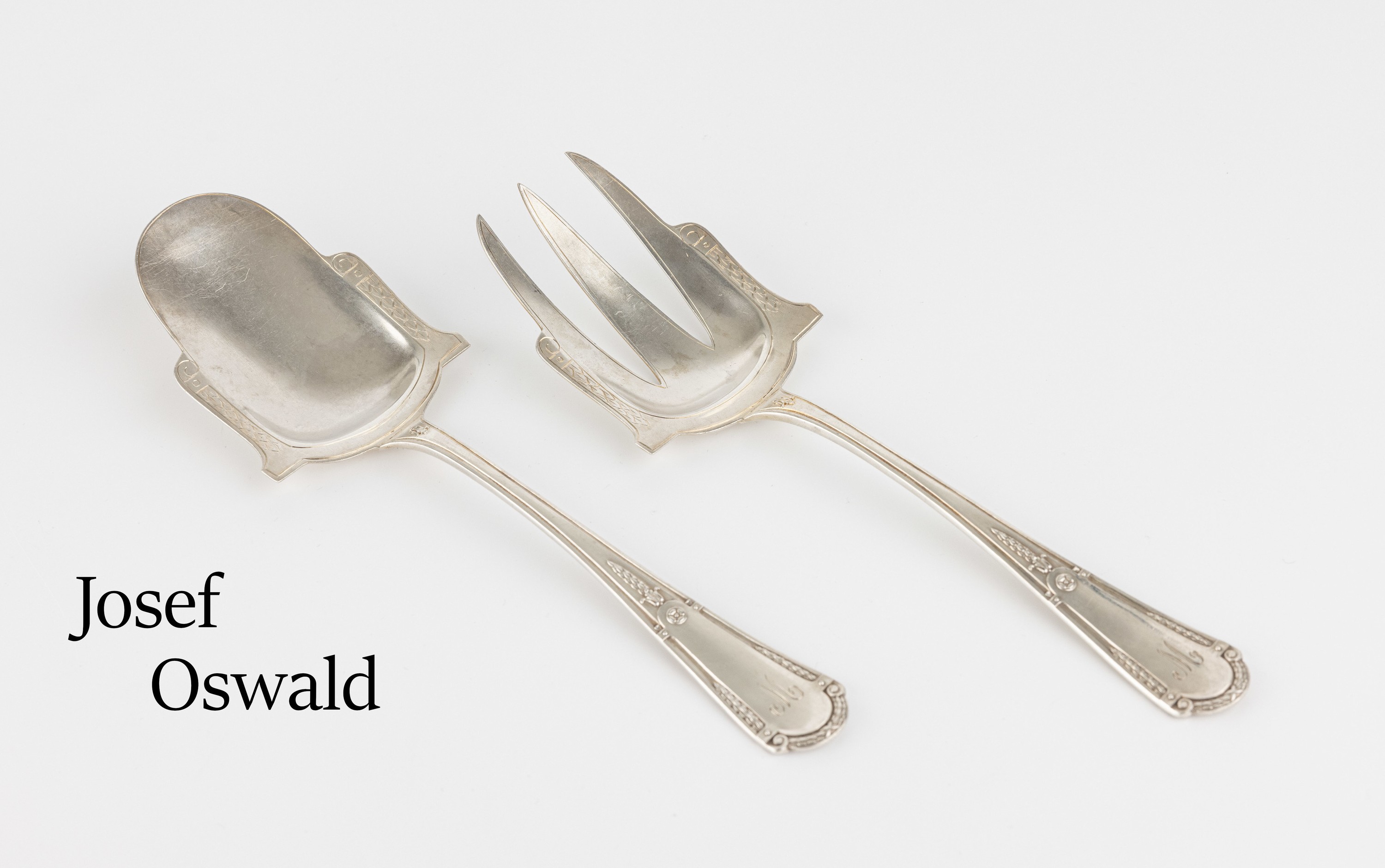 Salatbesteck, 800er Silber, deutsch um 1920er-30er Jahre, neoklassizistisch, mit Girlanden und Pinienzapfen, Löffel und Gabel, L. ca. 22.5 cm, ca. ...