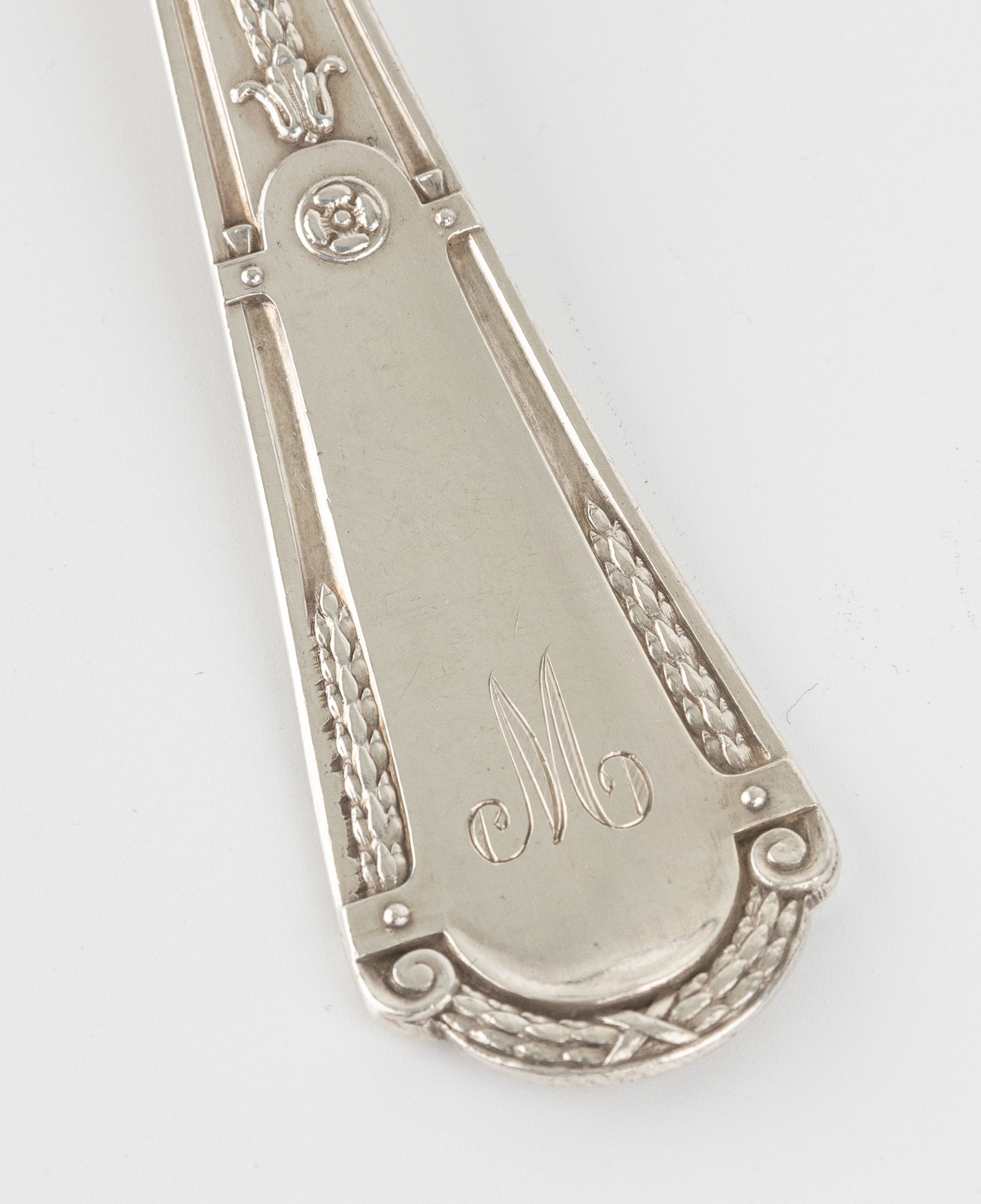 Detail a: Salatbesteck, 800er Silber, deutsch um 1920er-30er Jahre, neoklassizistisch, mit Girlanden und Pinienzapfen, Löffel und Gabel, L. ca. 22.5 cm, ca. ...