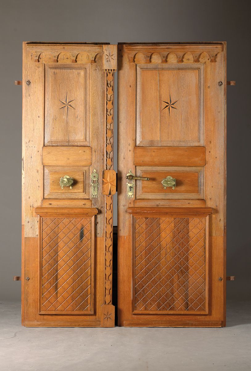 Zweiflügelige Haustür, Pfalz um 1800, Eiche gedoppelt auf Weichholz, Füllungen mit Rautenkanellierungen bzw. Sternintarsien, orig. Eisenbänderung ...