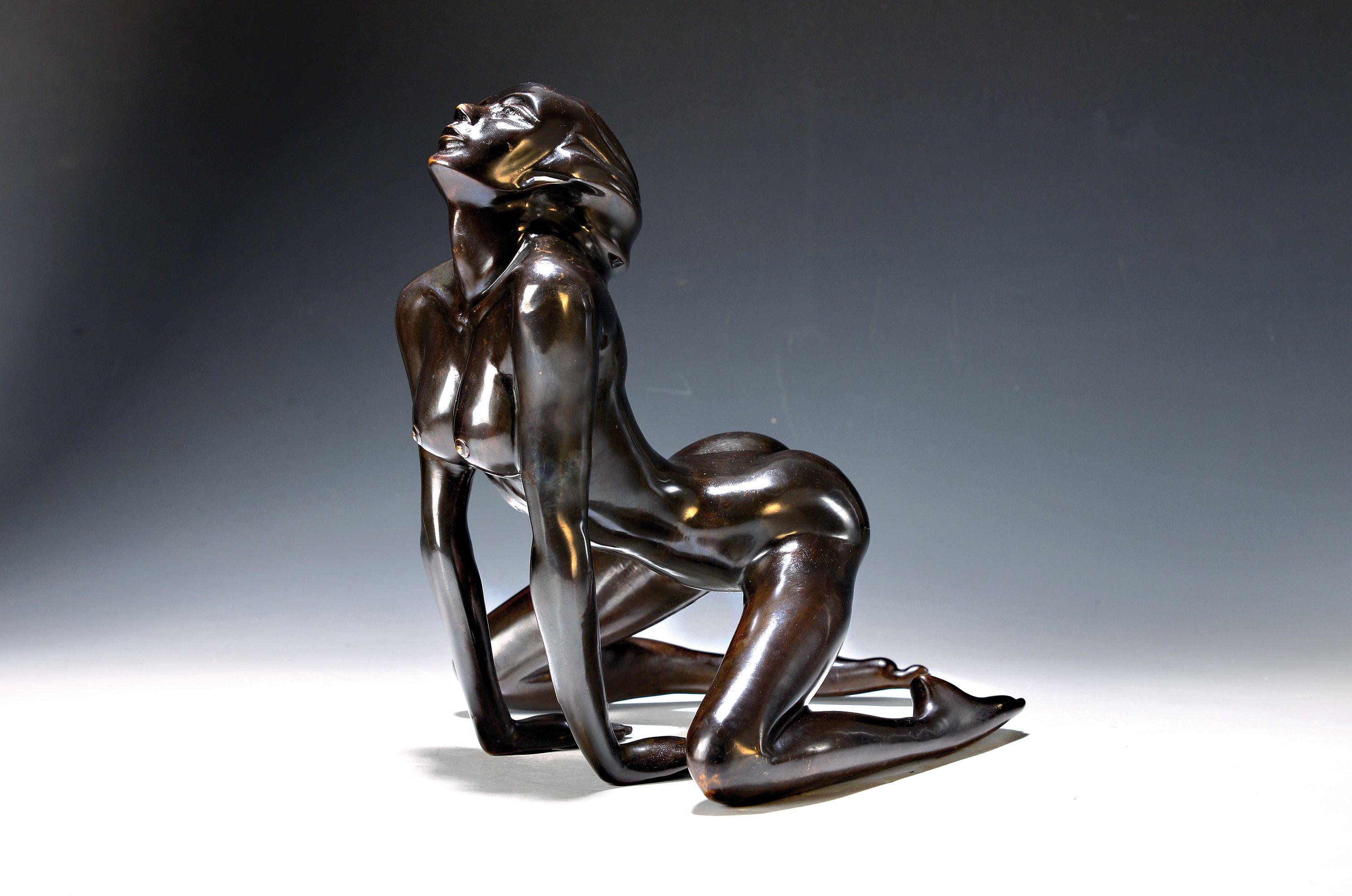 Manoon, Bronzeskulptur, Akt, dunkelbraun patiniert, sign., H. ca. 29cm