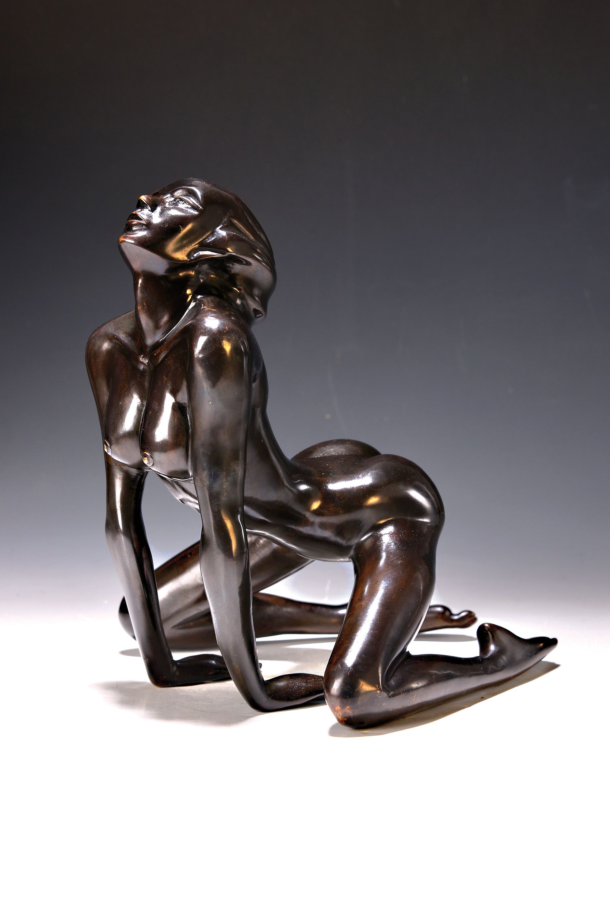 Detail a: Manoon, Bronzeskulptur, Akt, dunkelbraun patiniert, sign., H. ca. 29cm