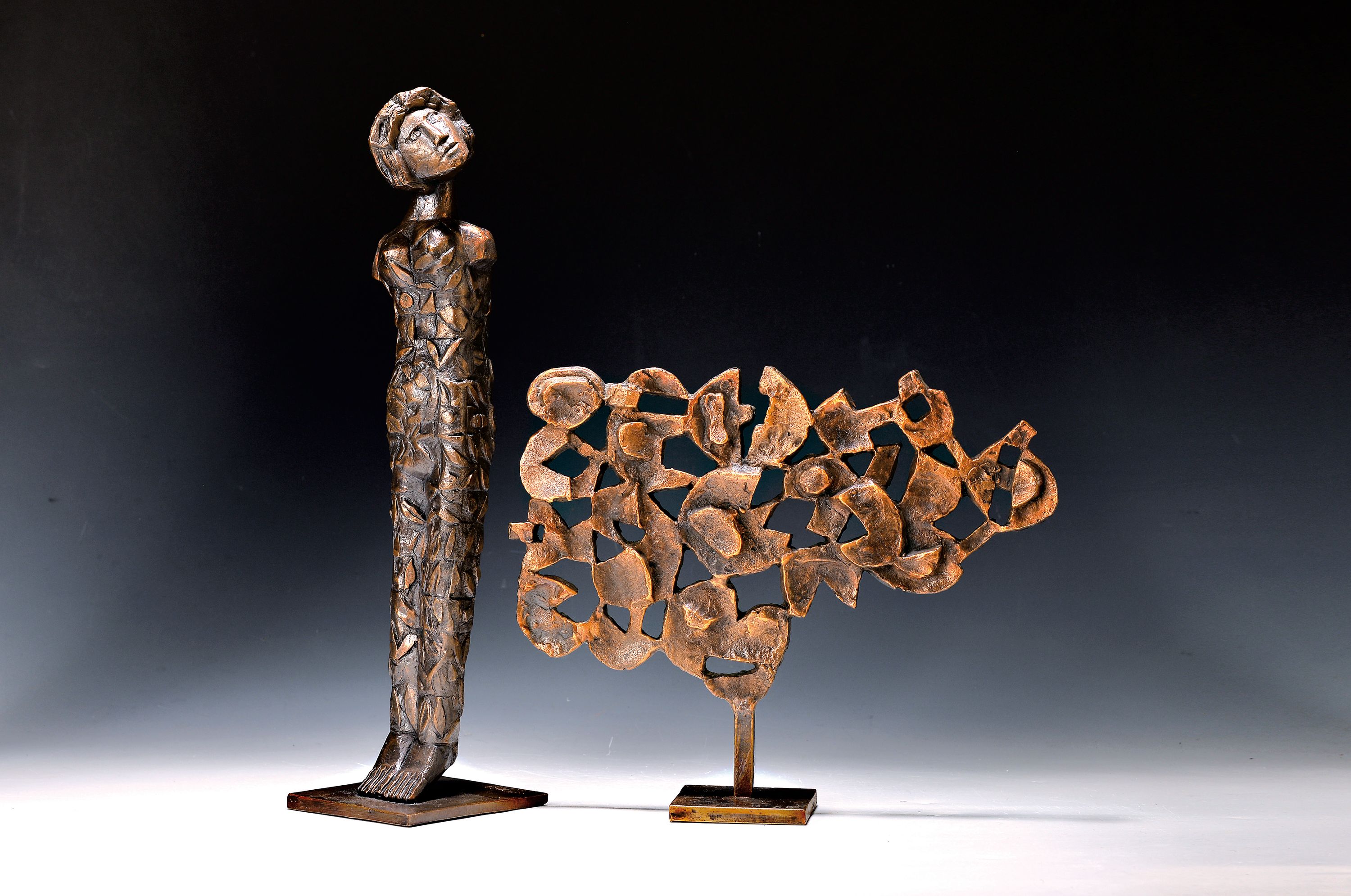 Franz Dewald, 1911 Viernheim-1990 Grötzingen, 2 Bronzeskulpturen: Baum, monogr., num. 13, H. ca. 26cm; stehender Torso mit stil. Blattwerk, sign. ...