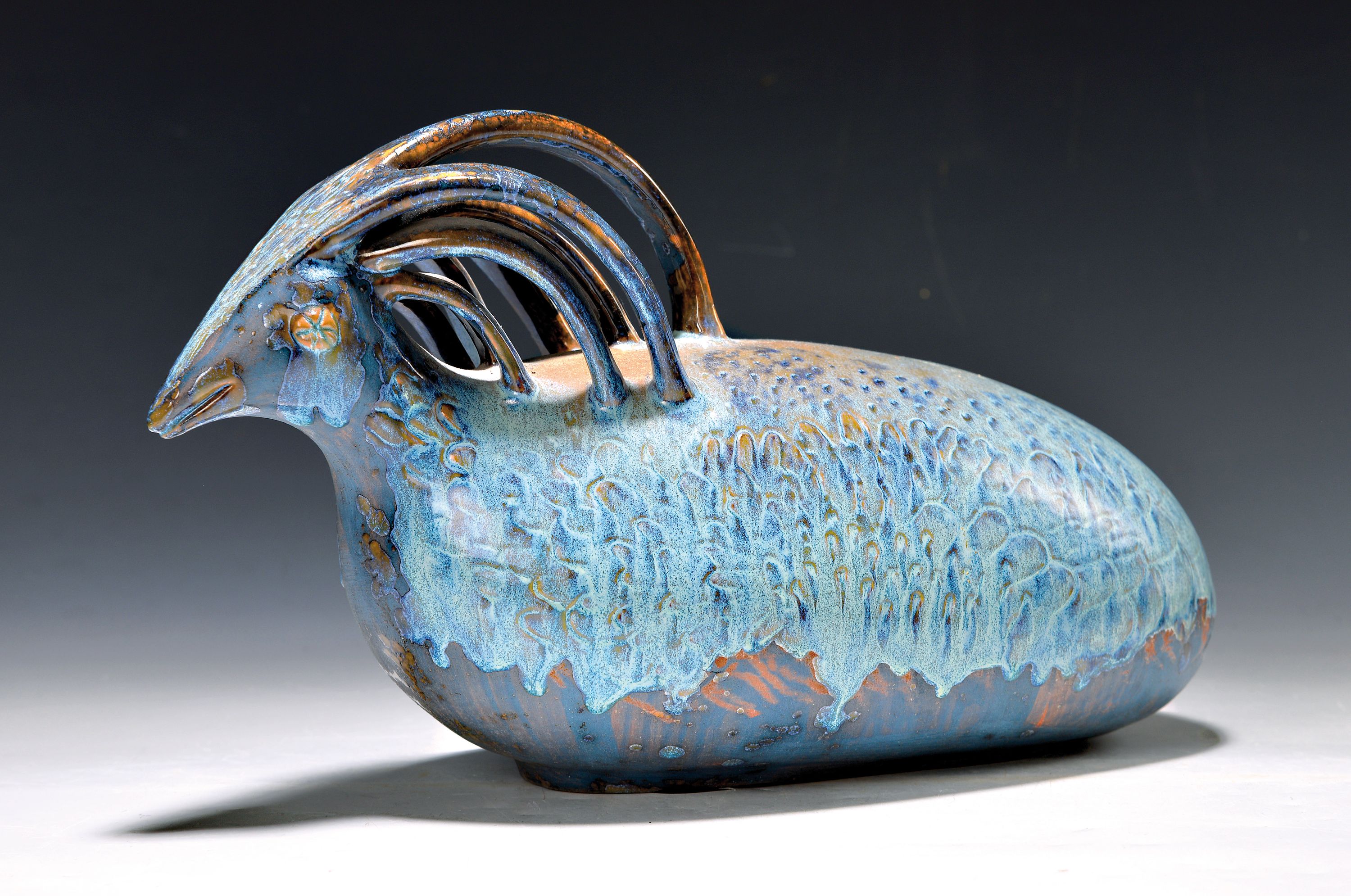 Skulptur von Eva Fritz Lindner, 1933 Düsseldorf-2017 Karlsruhe, Karlsruher Majolika Nr. 3312, mit feiner Kristallglasur, H. ca. 19cm, L. ca. 34cm