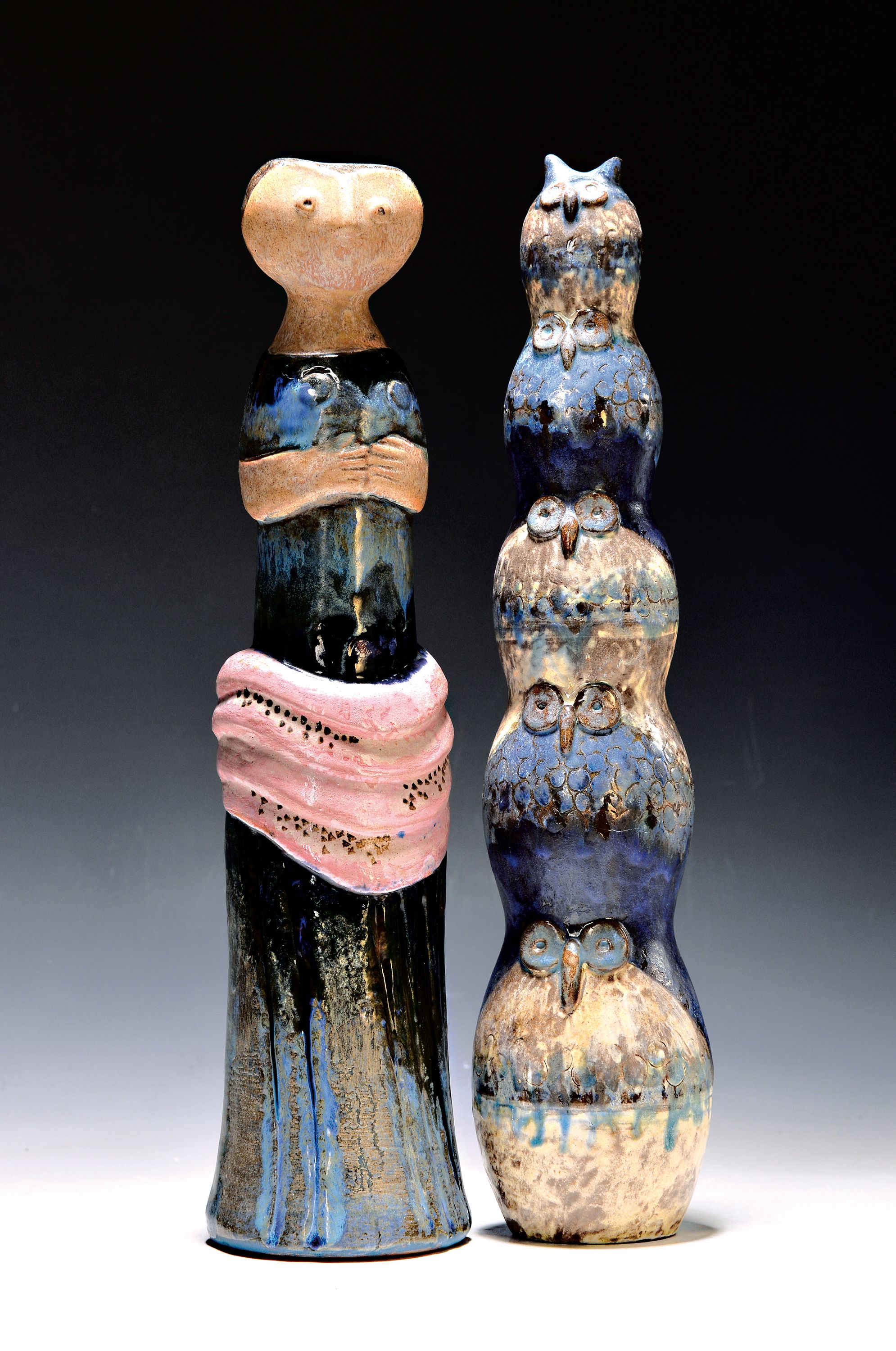 2 Skulpturen von Eva Fritz Lindner, 1933 Düsseldorf-2017 Karlsruhe, Karlsruher Majolika, 1x Nr. stehende Frauengestalt, H. ca. 39cm, Eulenturm, ein ...