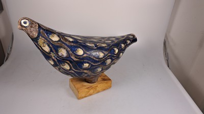 26753381a - Sculpture by Eva Fritz Lindner, 1933 Düsseldorf-2017 Karlsruhe, Karlsruhe majolica, probably unique, quail, hand-painted, wooden base, height approx. 22.5cm