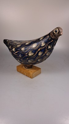 26753381b - Sculpture by Eva Fritz Lindner, 1933 Düsseldorf-2017 Karlsruhe, Karlsruhe majolica, probably unique, quail, hand-painted, wooden base, height approx. 22.5cm