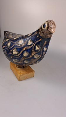26753381c - Sculpture by Eva Fritz Lindner, 1933 Düsseldorf-2017 Karlsruhe, Karlsruhe majolica, probably unique, quail, hand-painted, wooden base, height approx. 22.5cm