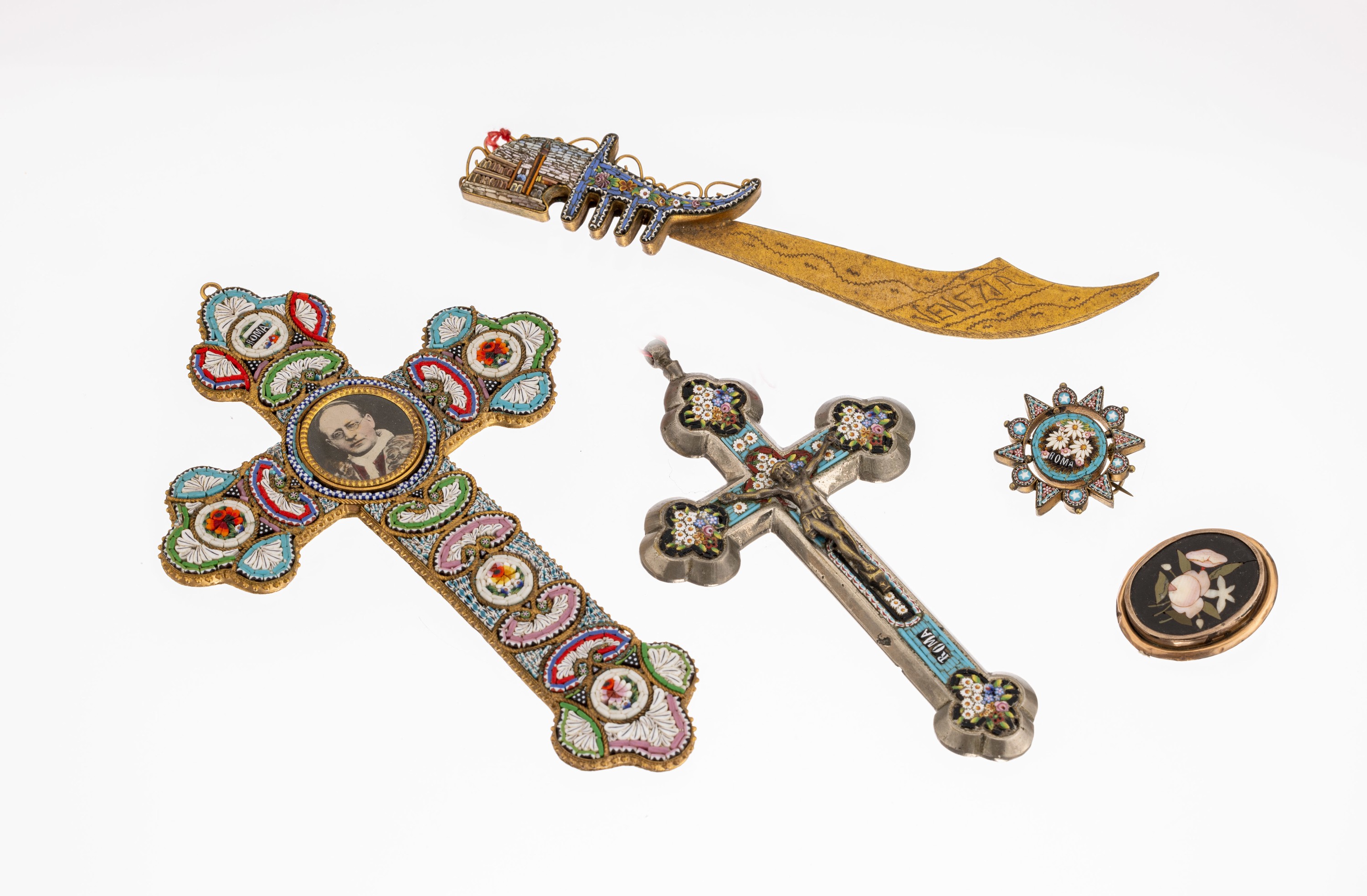 Konvolut Pietra-Dura/Mikromosaik Schmuck aus Sammlungsauflösung: Italien 1890-1930, Metall vergoldet, 6 Broschen, 1 Armband und 2 Armbandfragment, ...