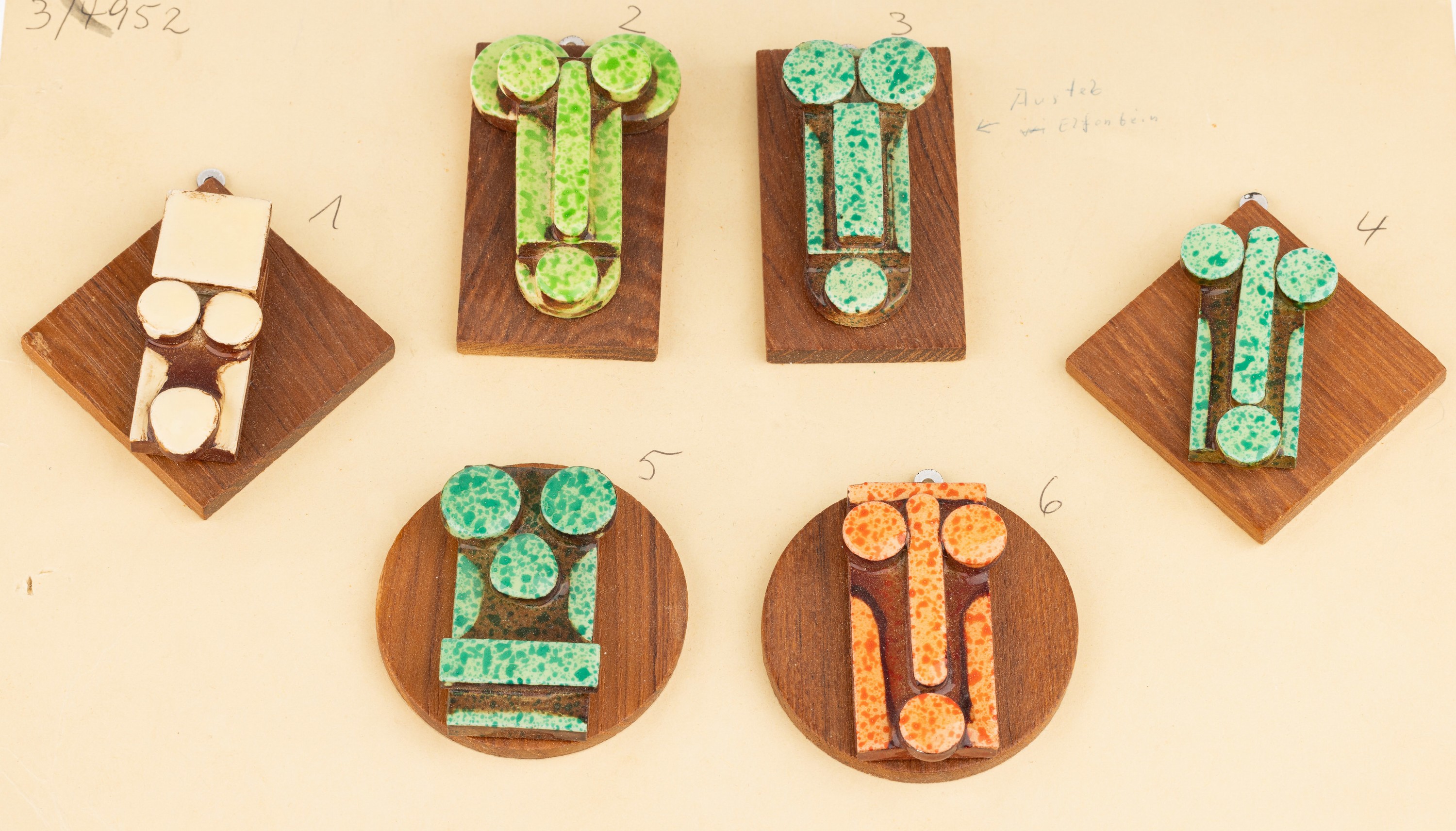 Konvolut Musterkollektion mit ca. 140 Modeschmuck-Schmuckstücken, 1950er Jahre, Bakelit, Metall mit Email, Metall mit Glas- steinen, Brosche, ...