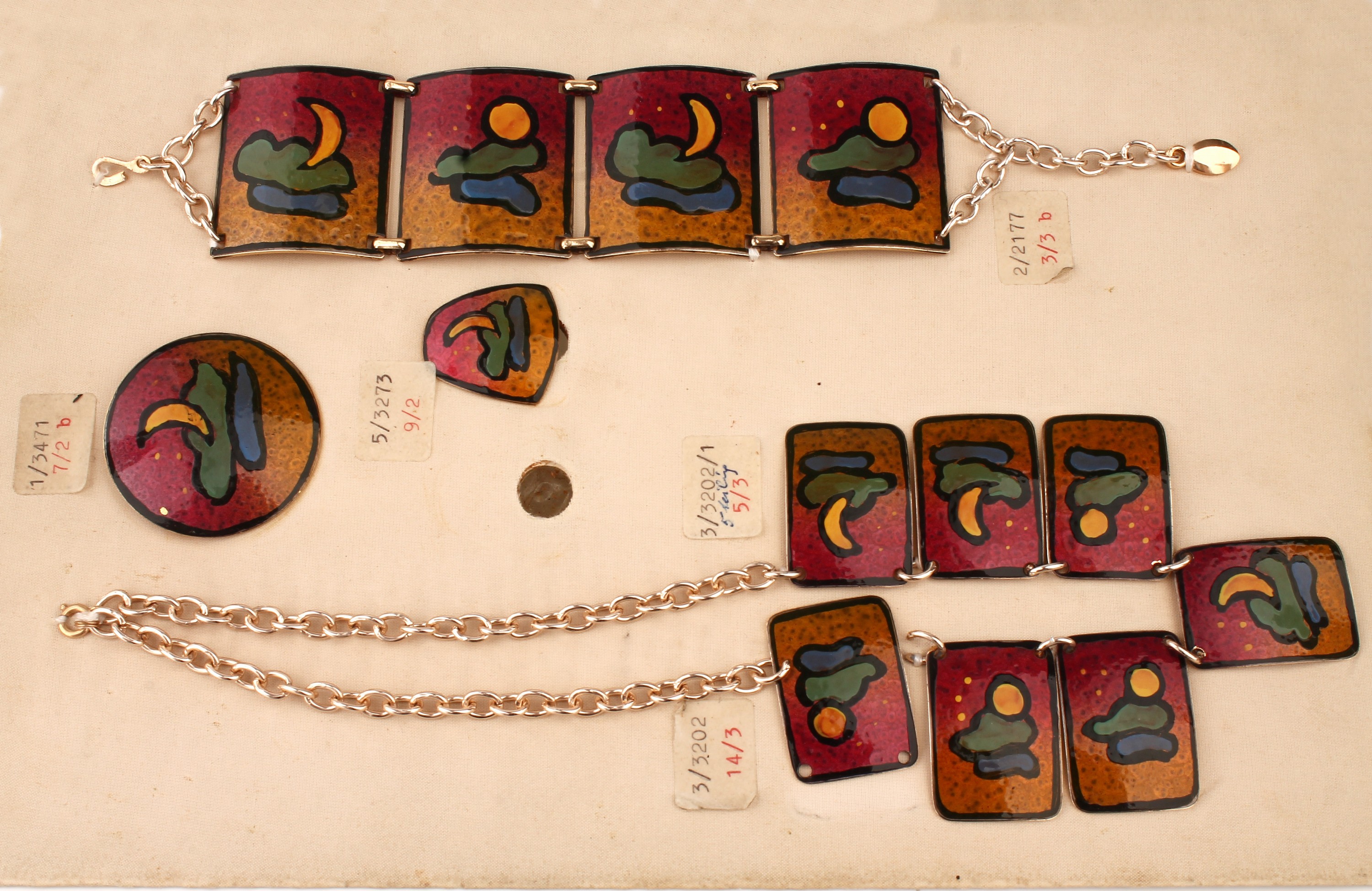 Detail b: Konvolut Musterkollektion mit ca. 140 Modeschmuck-Schmuckstücken, 1950er Jahre, Bakelit, Metall mit Email, Metall mit Glas- steinen, Brosche, ...