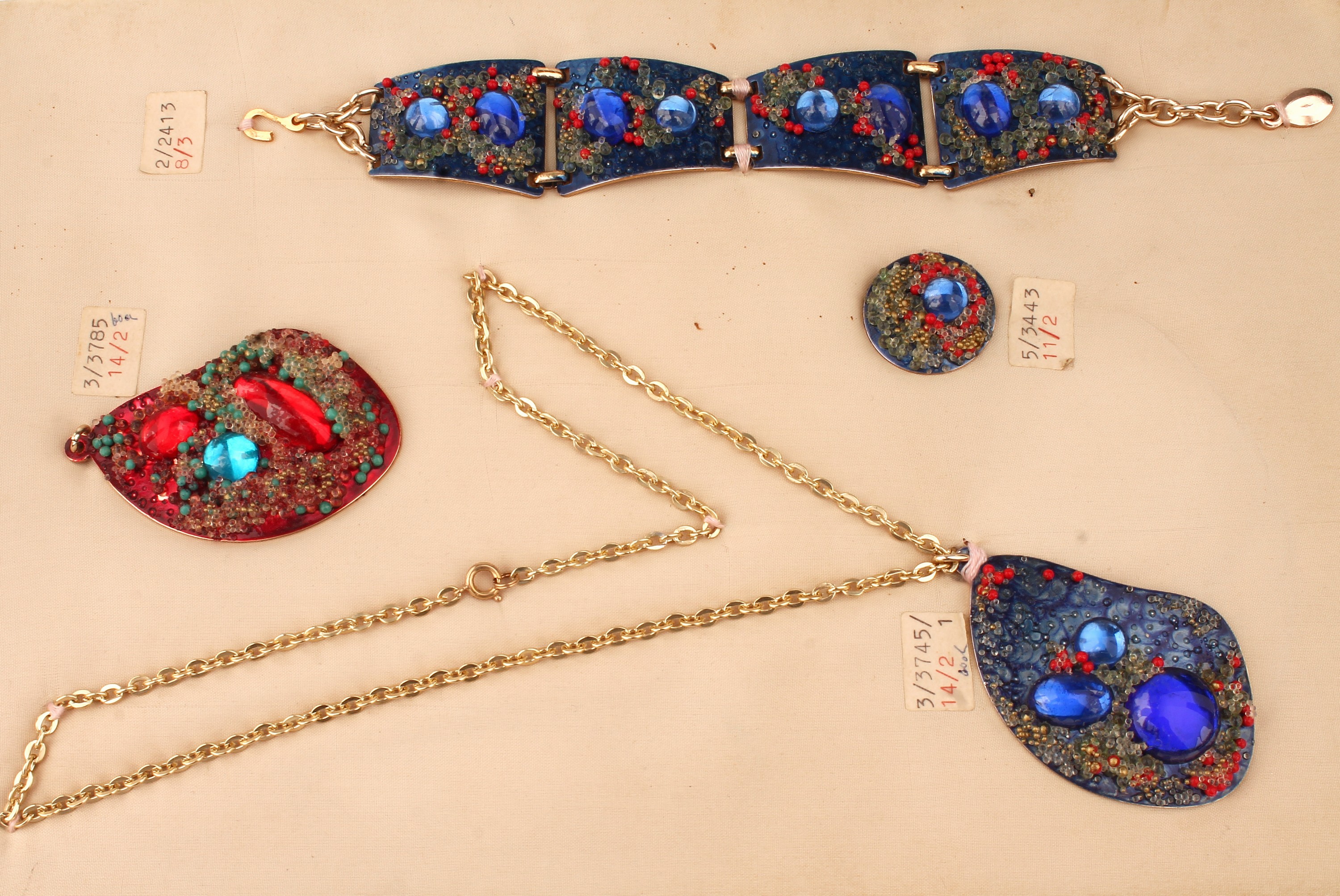 Detail c: Konvolut Musterkollektion mit ca. 140 Modeschmuck-Schmuckstücken, 1950er Jahre, Bakelit, Metall mit Email, Metall mit Glas- steinen, Brosche, ...