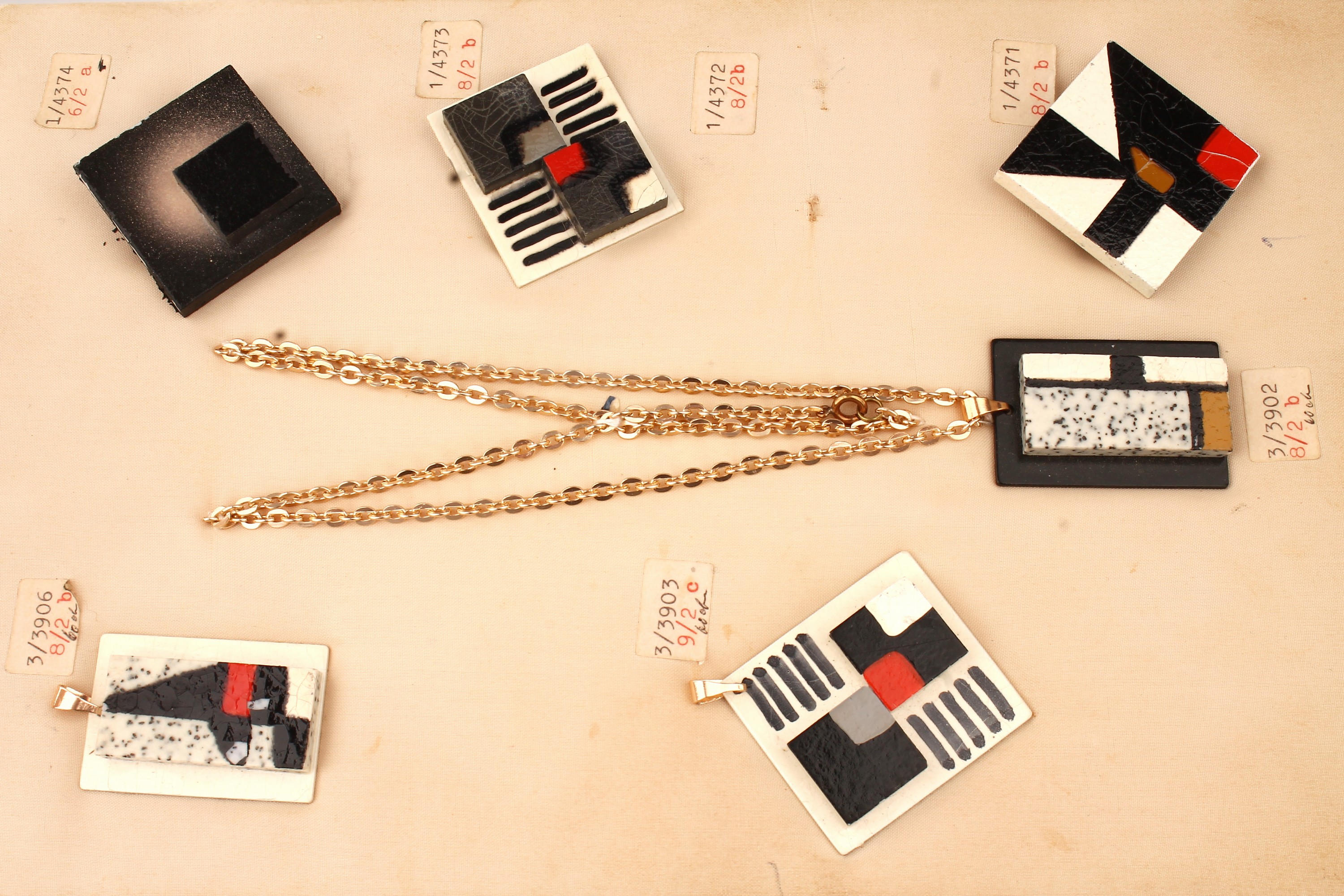 Detail d: Konvolut Musterkollektion mit ca. 140 Modeschmuck-Schmuckstücken, 1950er Jahre, Bakelit, Metall mit Email, Metall mit Glas- steinen, Brosche, ...