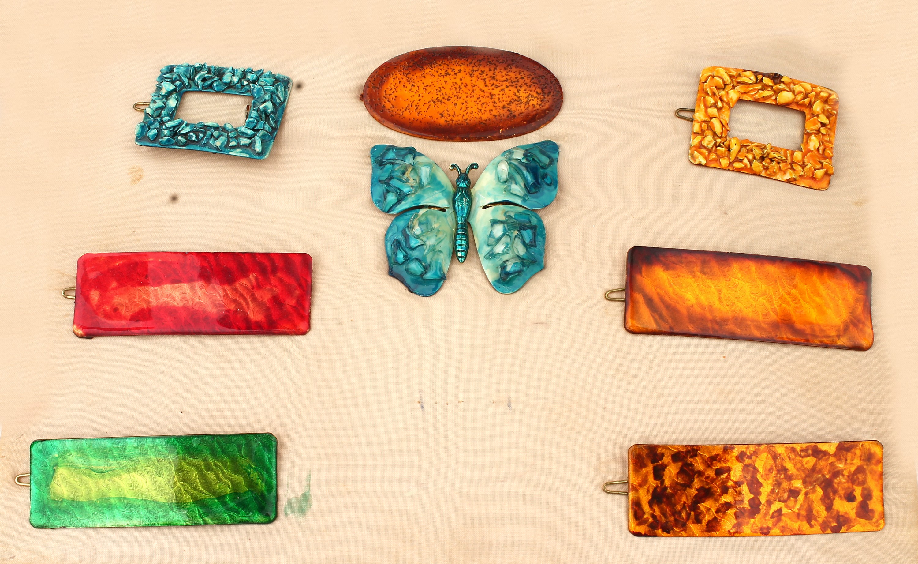 Detail e: Konvolut Musterkollektion mit ca. 140 Modeschmuck-Schmuckstücken, 1950er Jahre, Bakelit, Metall mit Email, Metall mit Glas- steinen, Brosche, ...