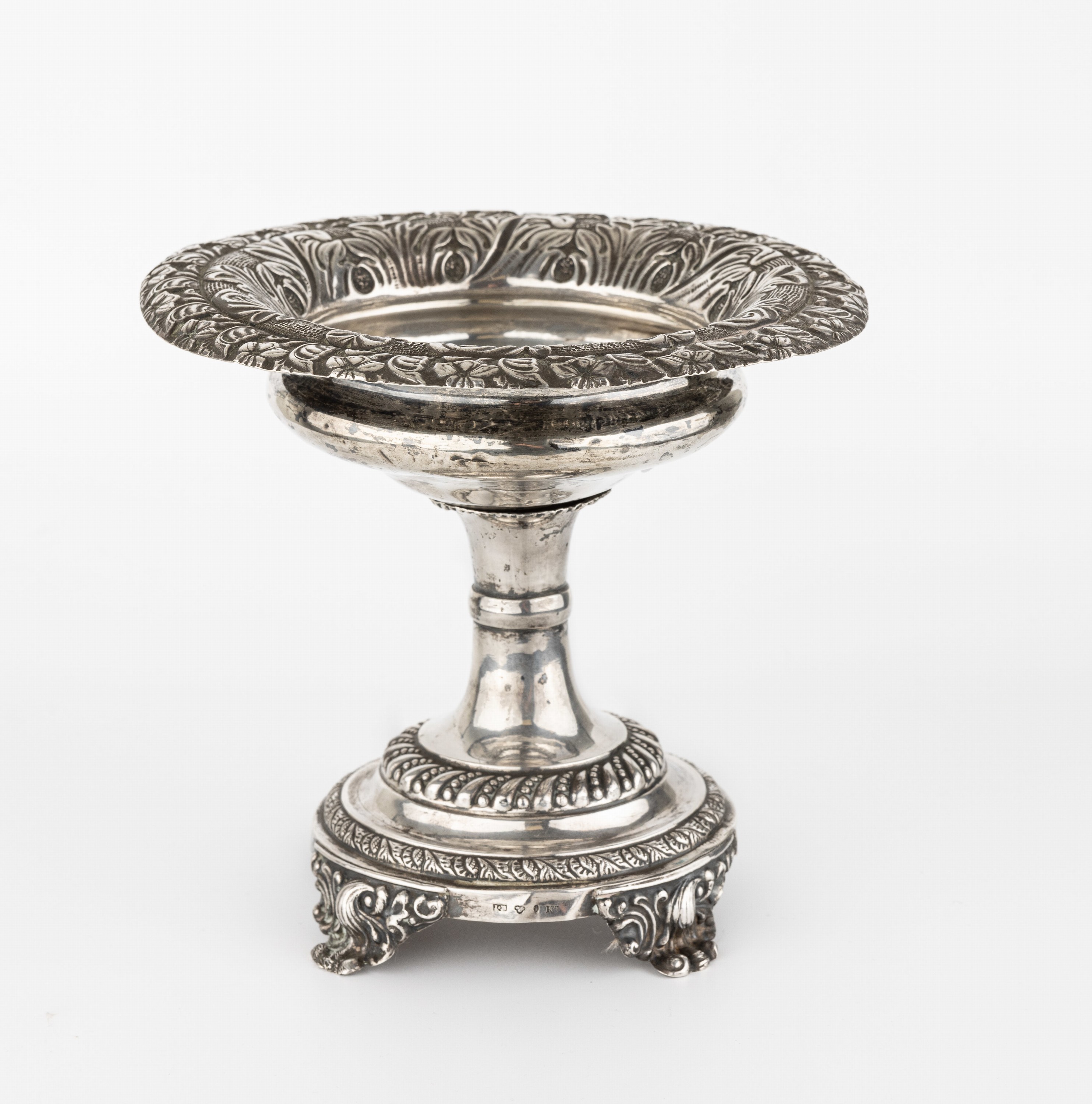 Anbietschale, 800er Silber, Schweden, 1840,klassizistische Grundform, Verzierungen und Ornamente mit Blüten, Blättern, Perlleisten, H. ca. 17 cm, ...