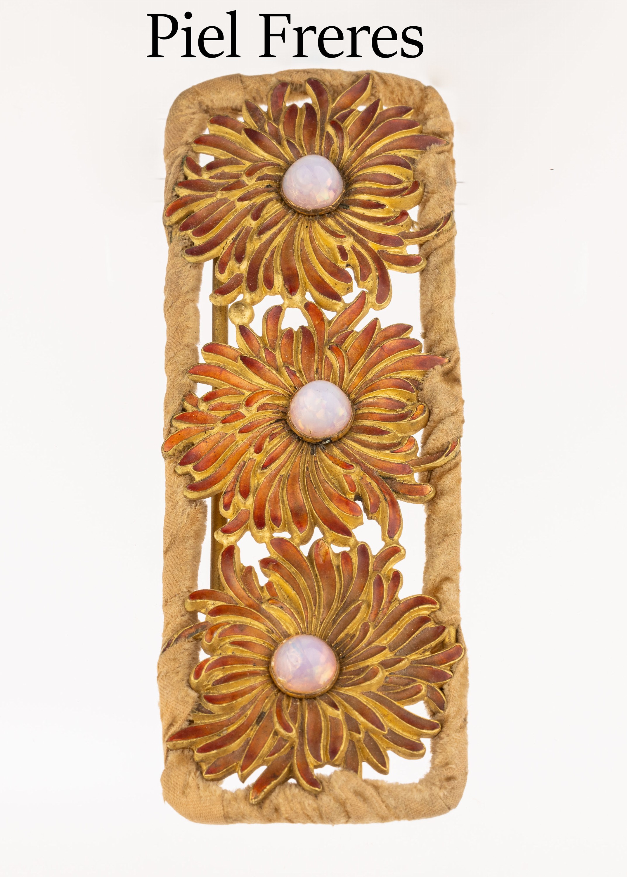 Gürtelschließe PIEL FRERES, Frankreich um 1900, Metall vergoldet, einteilig, 3 Chrysanthemen Blüten, mittig opalisierende Glascabochon s, z.T. ...