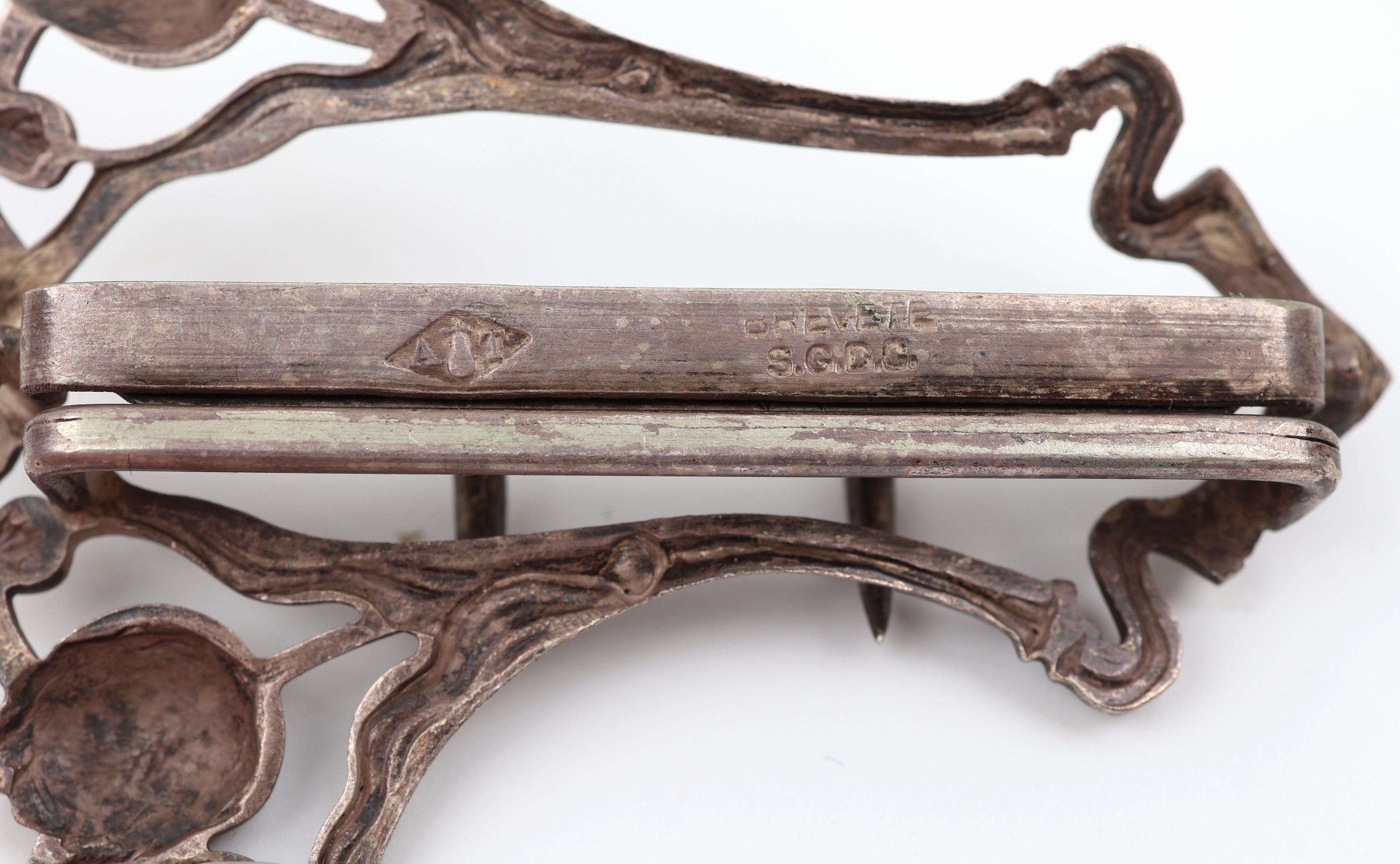 Detail a: Gürtelschliesse, Frankreich um 1900, Jugendstil, Silber, gepr., Brevette S.G.D.G, Meistermarke AT in Raute Alexandre Thibaut, symm. Aufbau mit ...