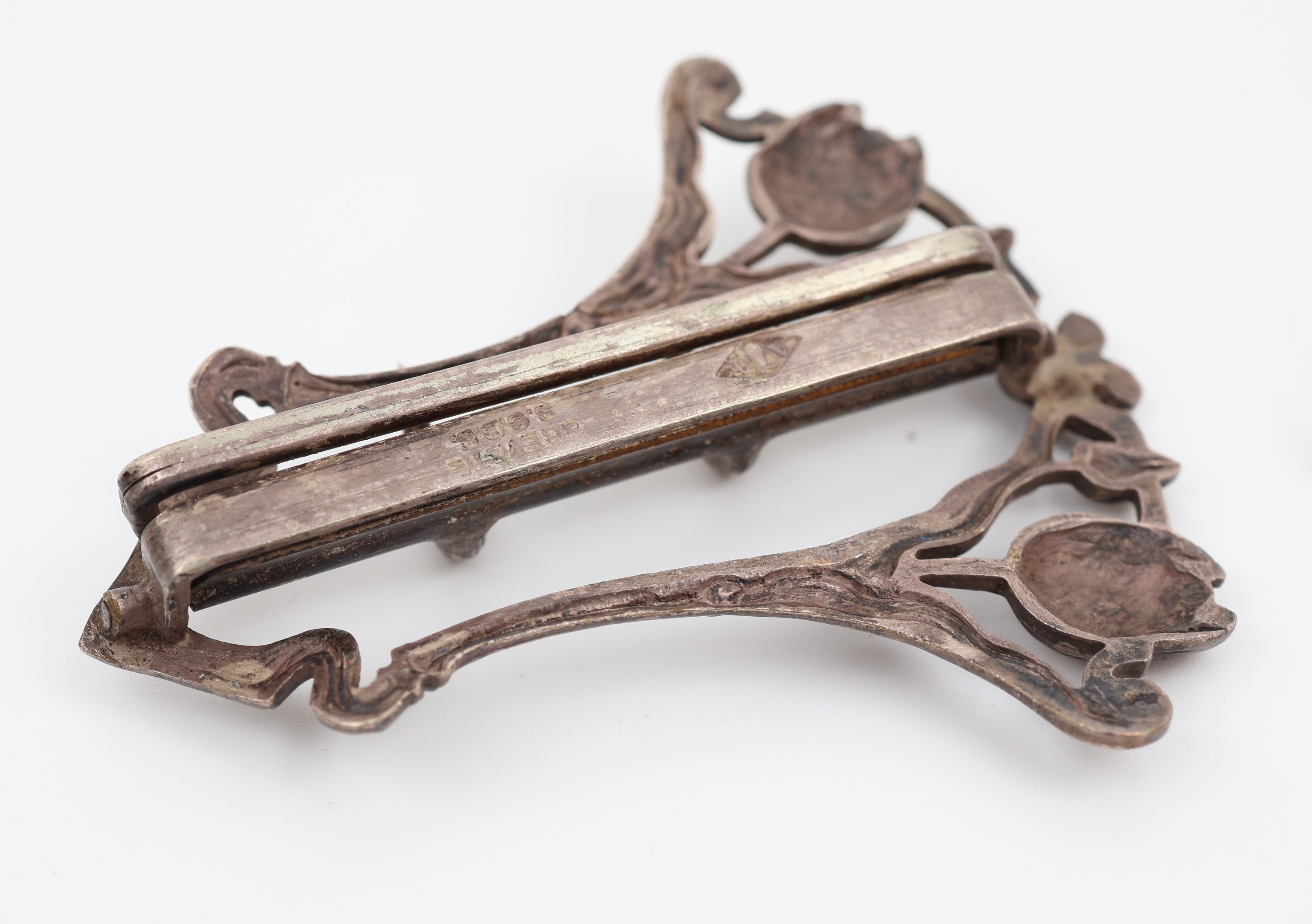 Detail b: Gürtelschliesse, Frankreich um 1900, Jugendstil, Silber, gepr., Brevette S.G.D.G, Meistermarke AT in Raute Alexandre Thibaut, symm. Aufbau mit ...