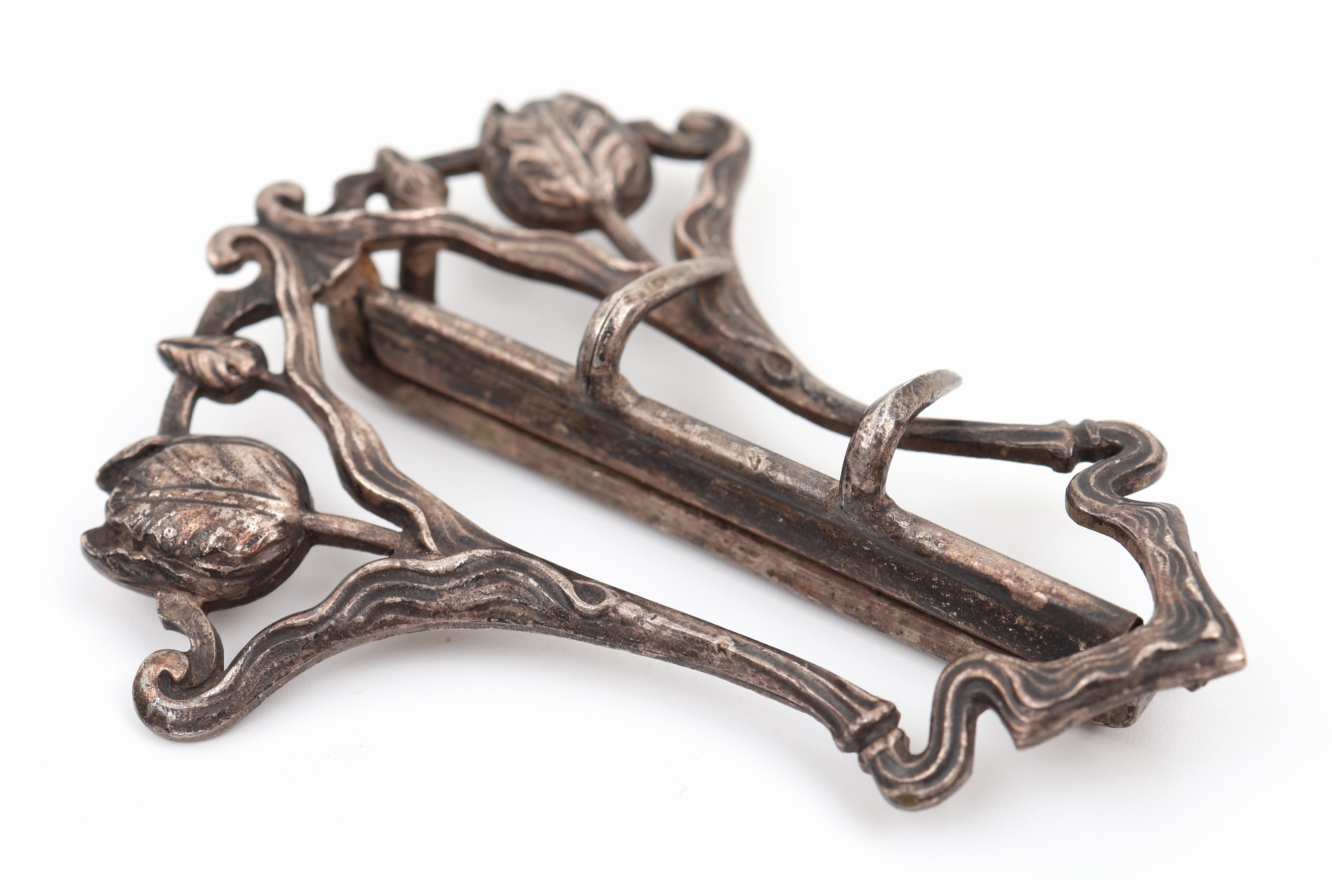 Detail c: Gürtelschliesse, Frankreich um 1900, Jugendstil, Silber, gepr., Brevette S.G.D.G, Meistermarke AT in Raute Alexandre Thibaut, symm. Aufbau mit ...