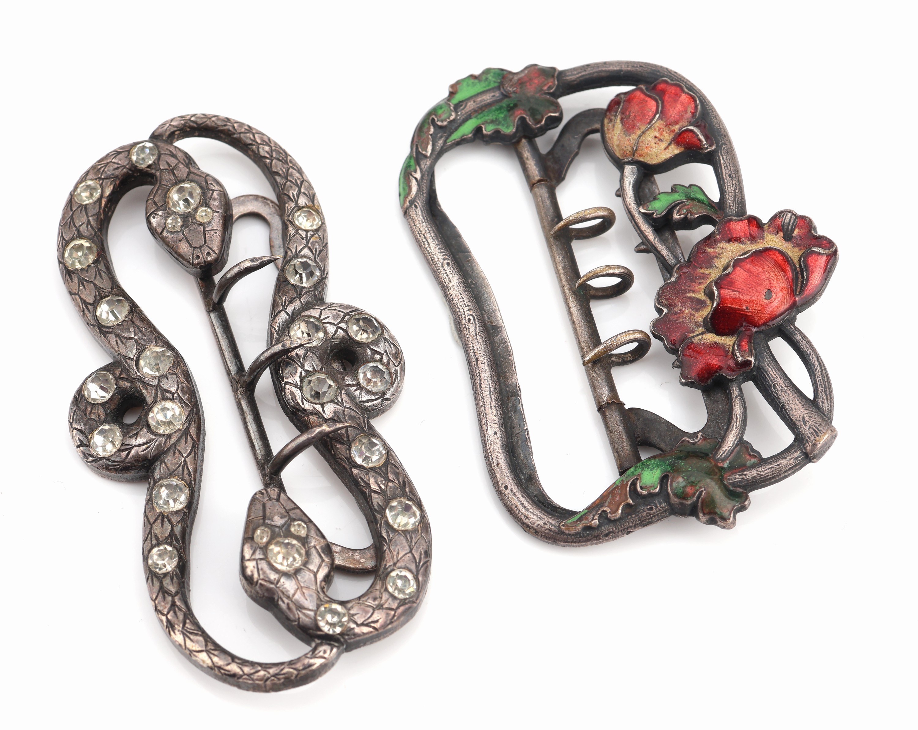 Konvolut 2 Gürtelschließen wohl Frankreich um 1900, Metall versilbert, 1 x Motiv mit Mohnblüten, partiell rot und grün emaill., H ca.6.5 cm; 1 x ...