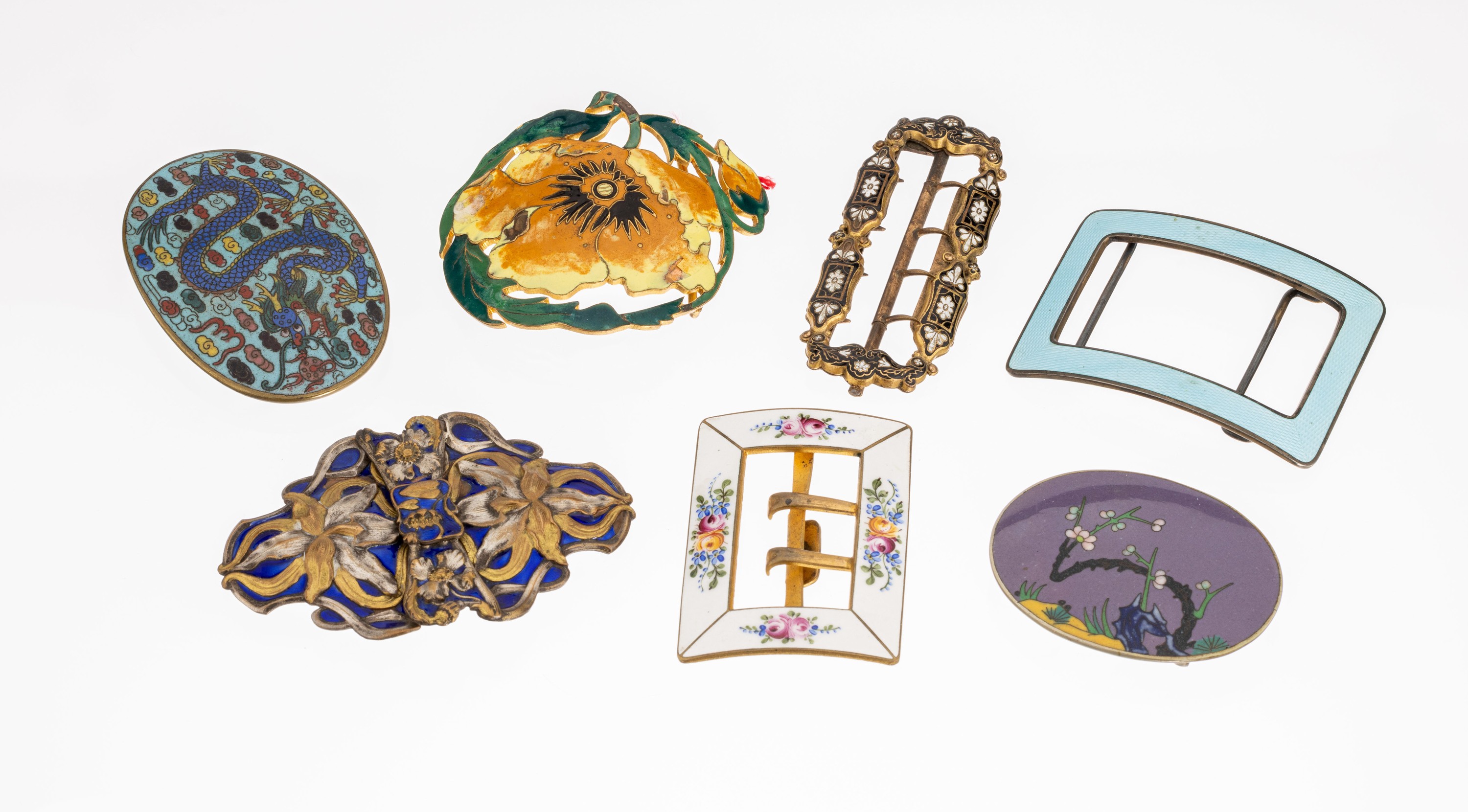 Konvolut 7 Gürtelschliessen mit Email aus Sammlungsauflösung, 1890-1930, Metall in versch. Techniken emaill., Lagerspuren bzw. besch., ...