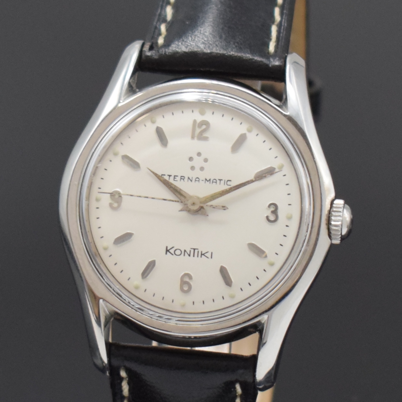 Detail a: ETERNA-MATIC Kontiki Herrenarmbanduhr in Stahl, Schweiz um 1955, Automatik (Rotor fehlt), 2-tlg. Geh., verschr. Boden m. grav. Kontiki-Symbol, silb. ...