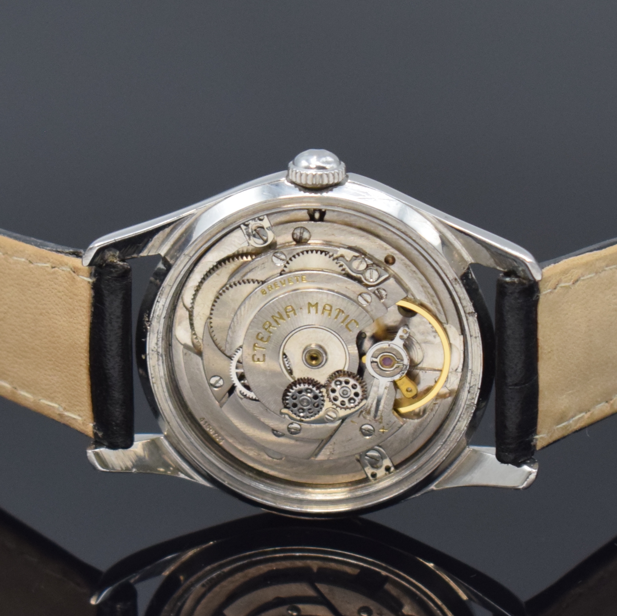 Detail d: ETERNA-MATIC Kontiki Herrenarmbanduhr in Stahl, Schweiz um 1955, Automatik (Rotor fehlt), 2-tlg. Geh., verschr. Boden m. grav. Kontiki-Symbol, silb. ...
