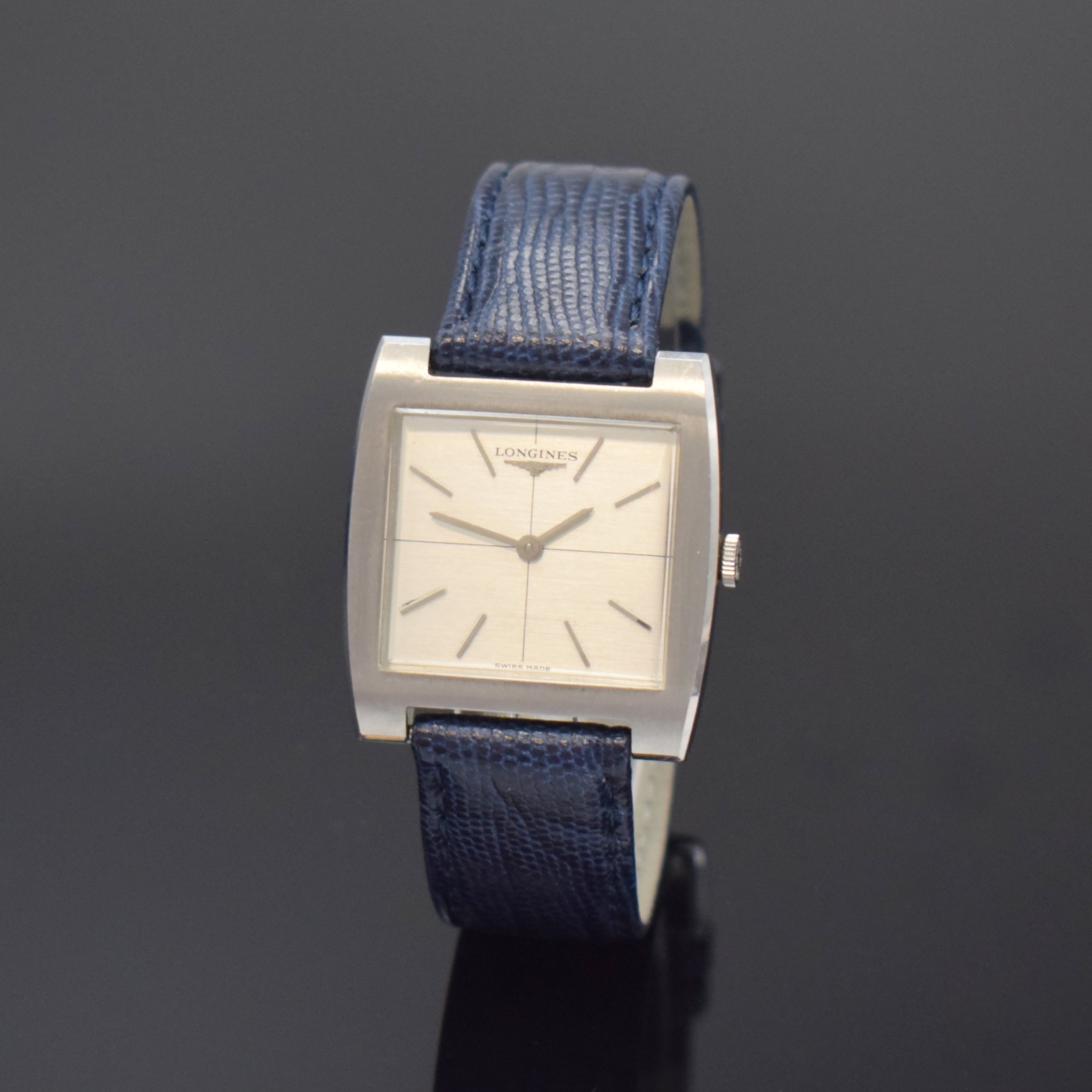 LONGINES Armbanduhr Referenz 7686 in Stahl, Schweiz um 1968, Handaufzug, 2-tlg. Geh., Boden aufgedr., orig. Krone, silb. Fadenkreuz-Zifferbl., ...